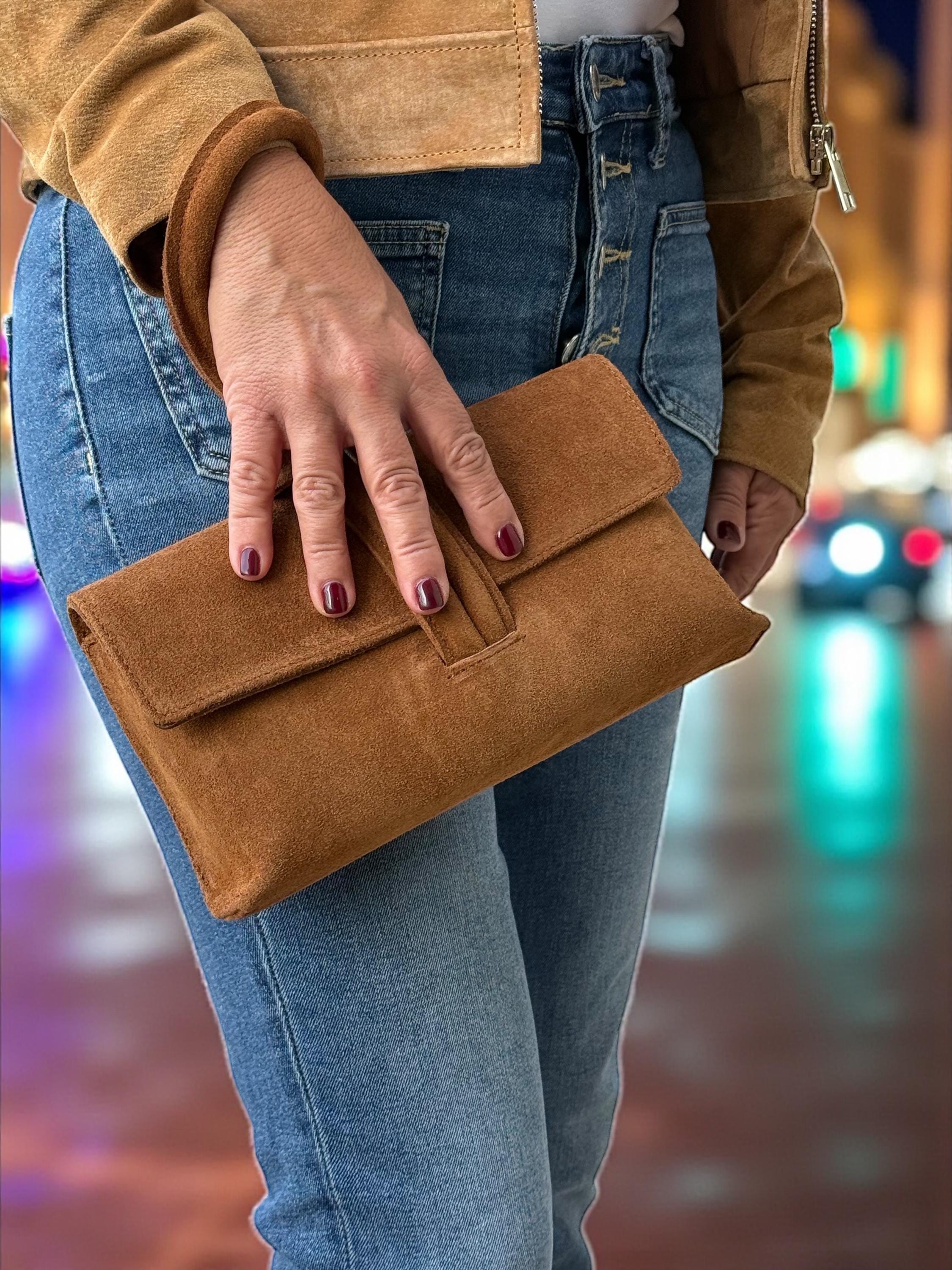 Bolso de mano con asa de nudo en ante camel