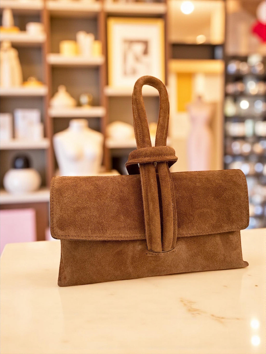 Bolso de mano con asa de nudo en ante camel