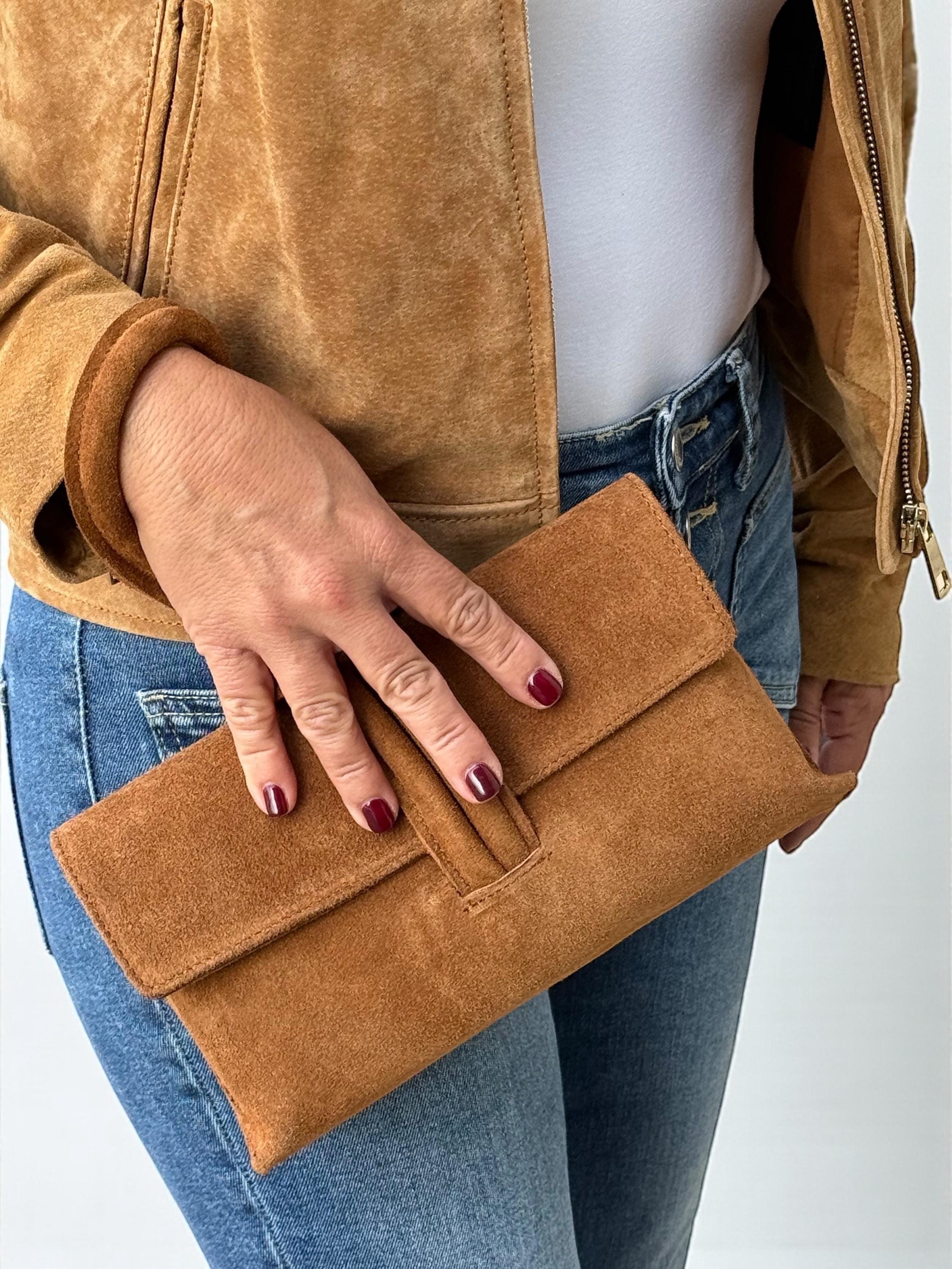Bolso de mano con asa de nudo en ante camel