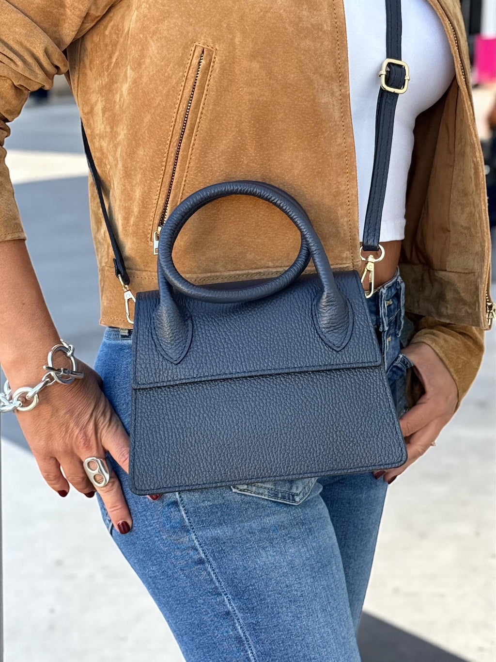 Bolso de mano estructurado de piel Pebbel en azul marino oscuro