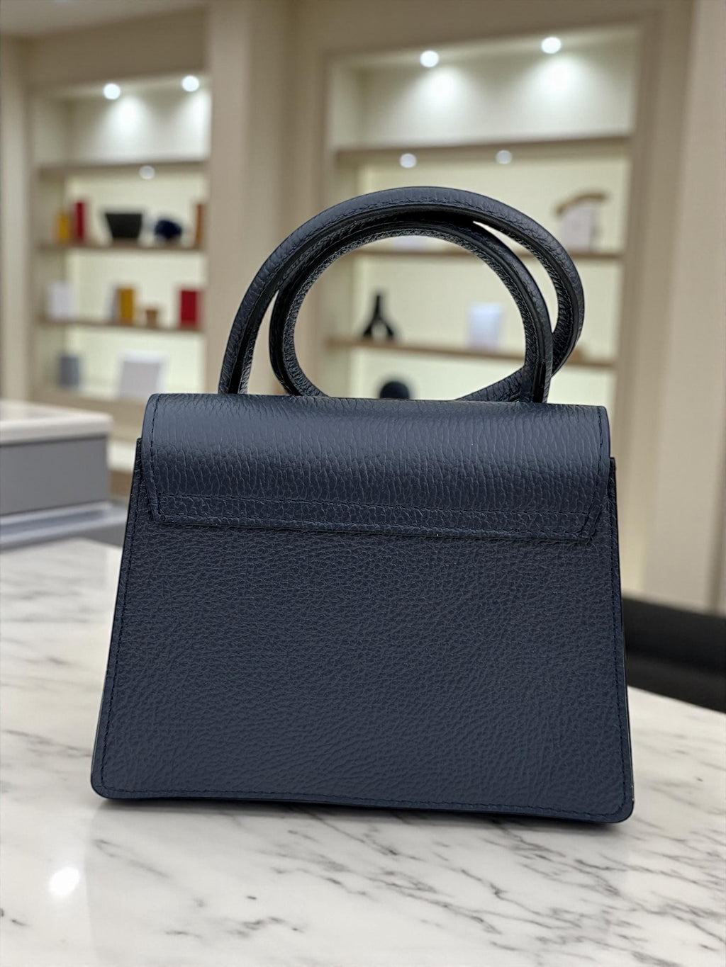 Bolso de mano estructurado de piel Pebbel en azul marino oscuro