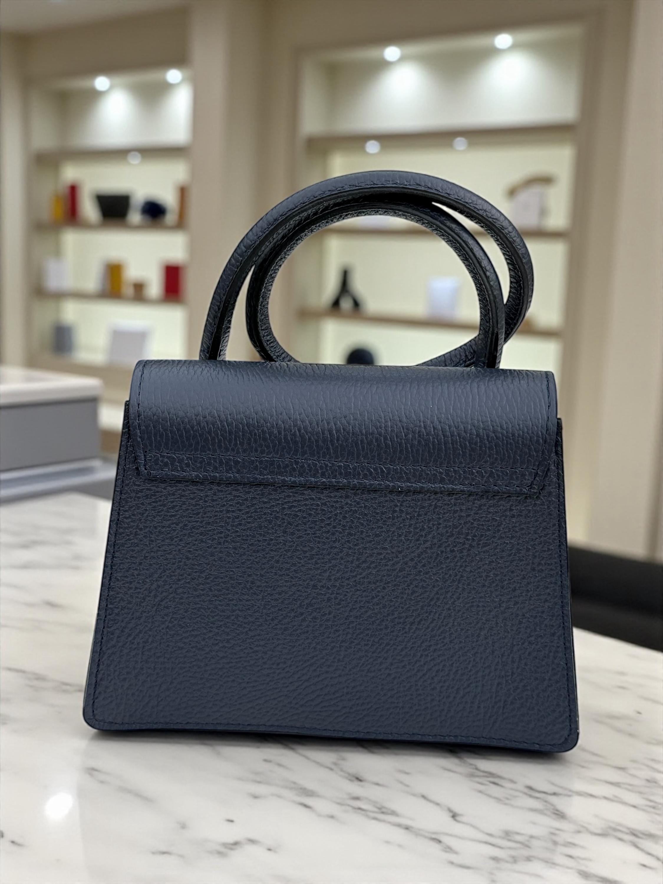 Bolso de mano estructurado de piel Pebbel en azul marino oscuro