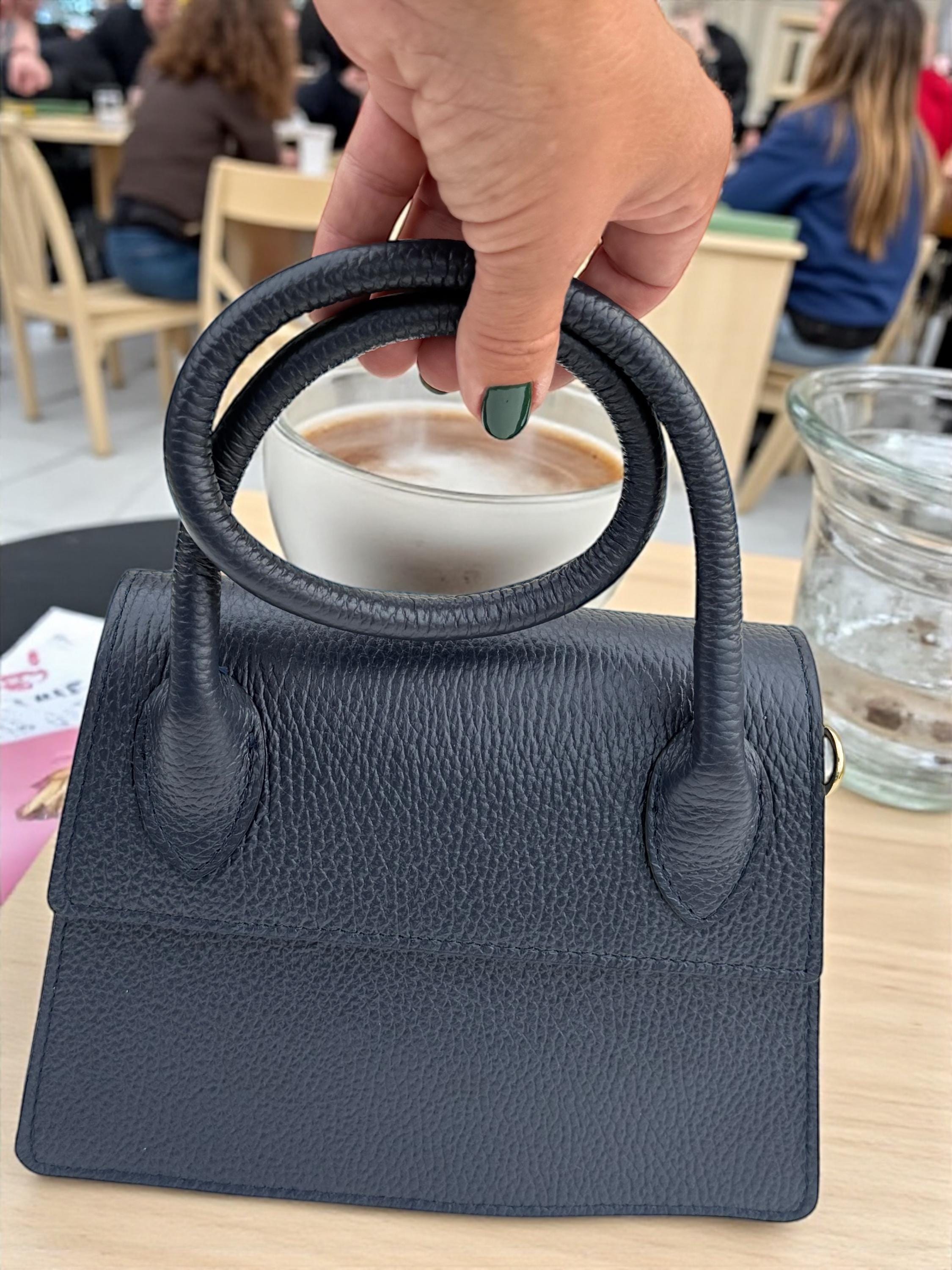 Bolso de mano estructurado de piel Pebbel en azul marino oscuro