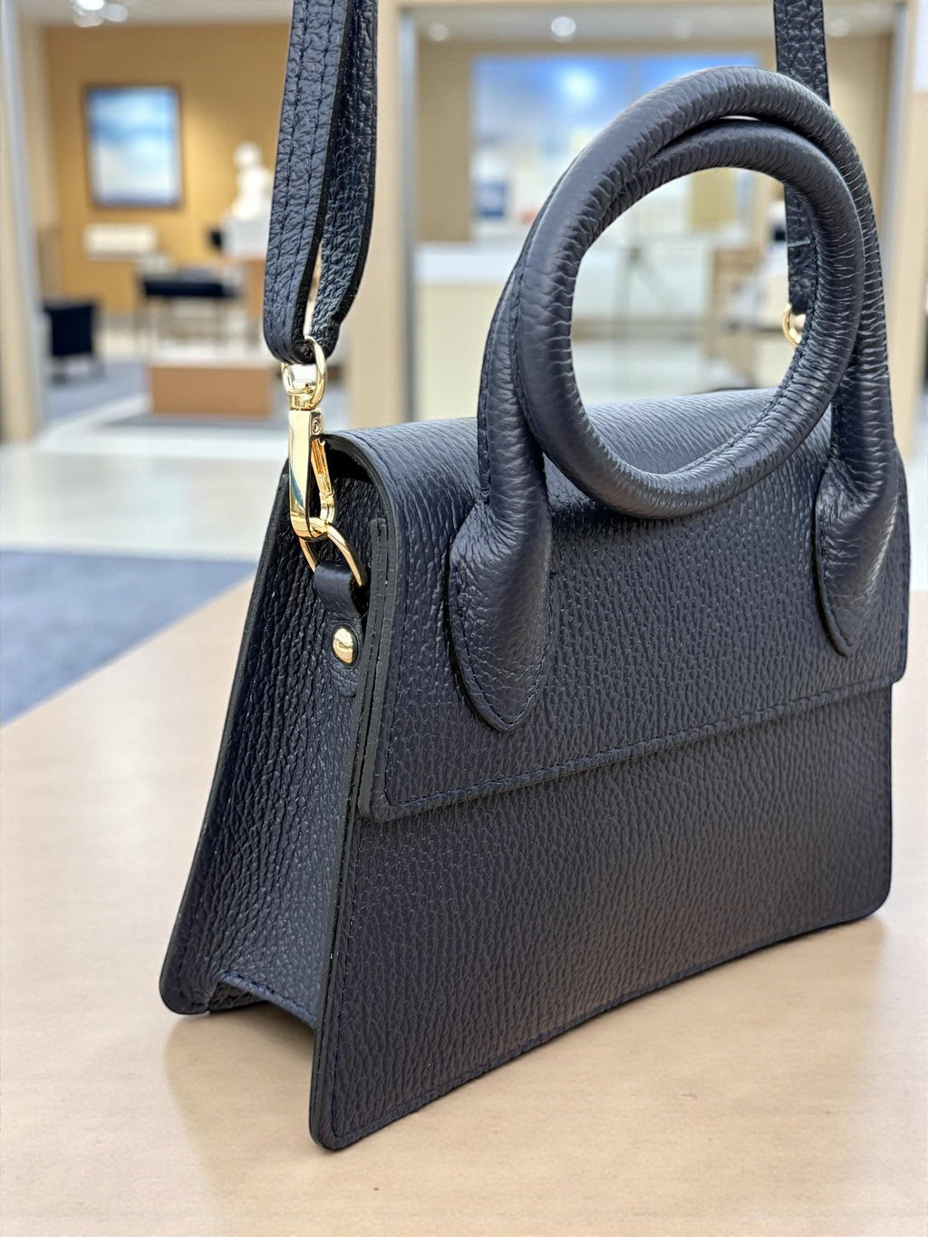 Bolso de mano estructurado de piel Pebbel en azul marino oscuro