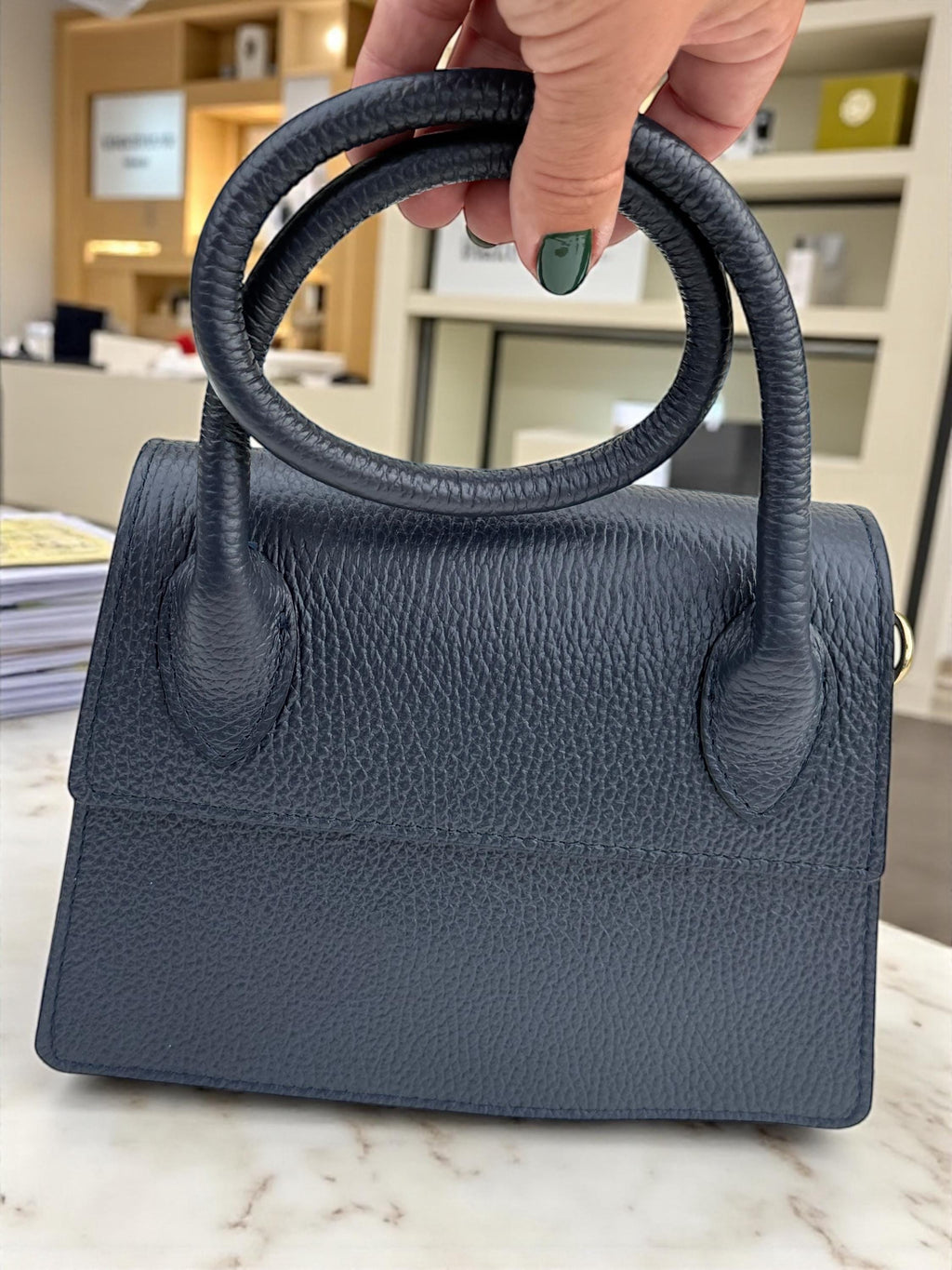 Bolso de mano estructurado de piel Pebbel en azul marino oscuro