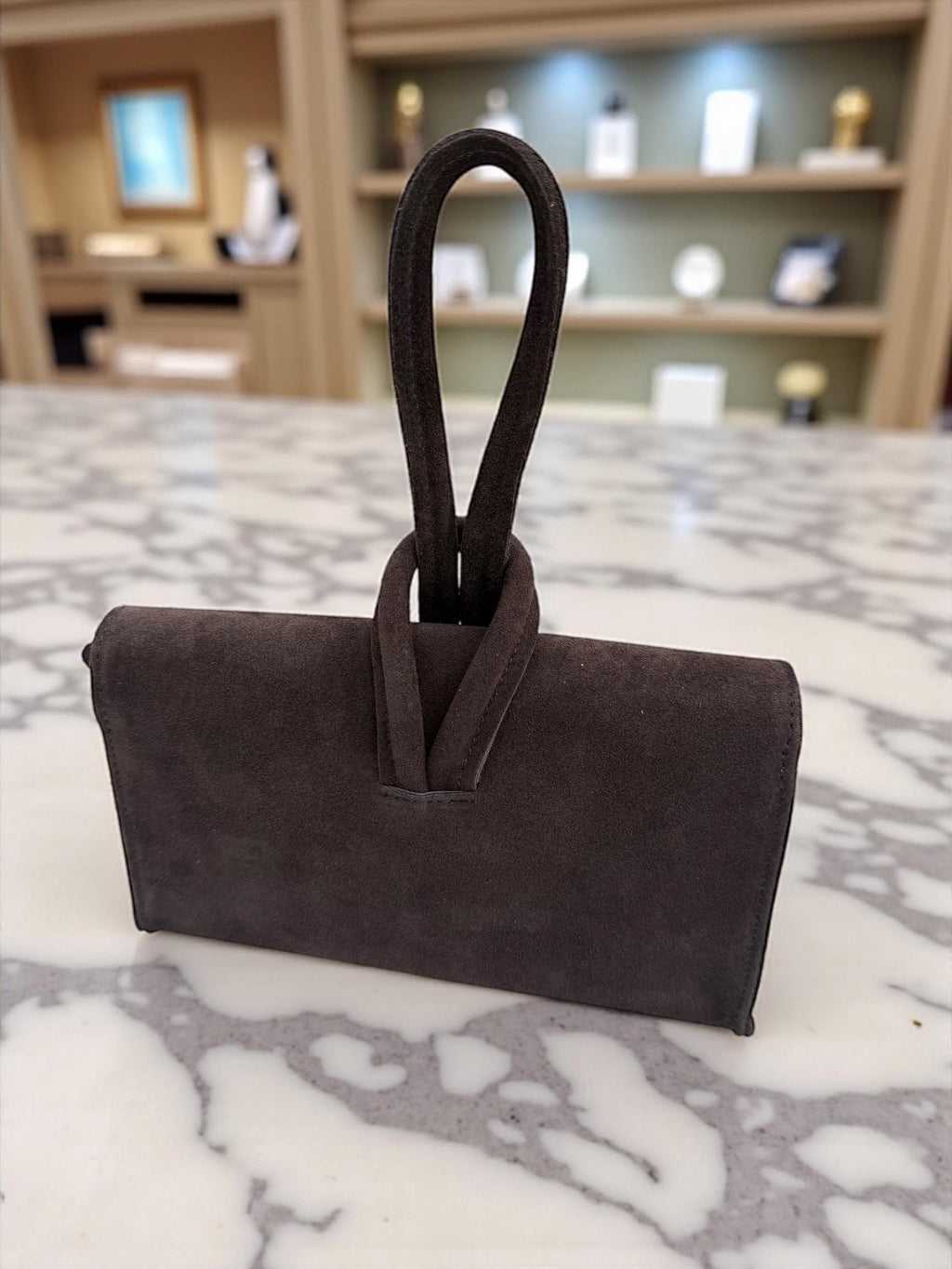 Bolso de mano con asa de nudo en ante camel