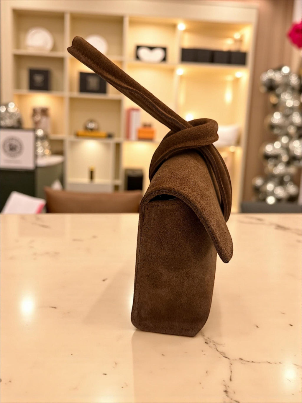 Bolso de mano con asa de nudo en ante camel