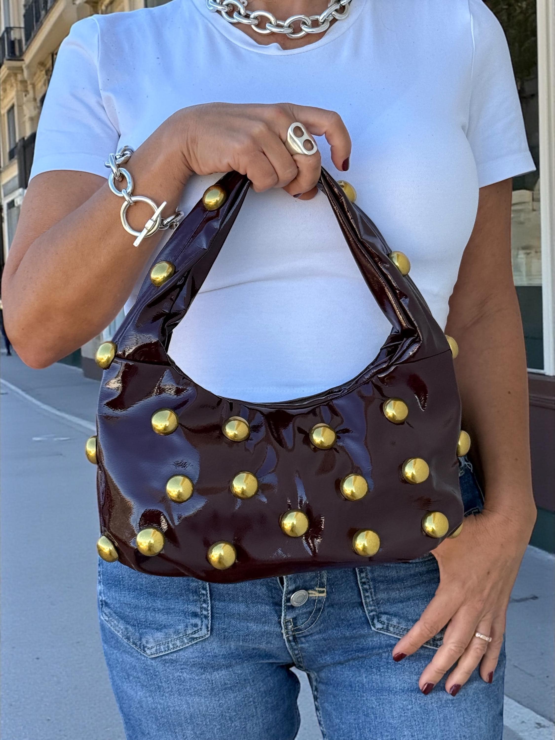 Bolso hobo de charol suave color burdeos brillante con tachuelas doradas antiguas