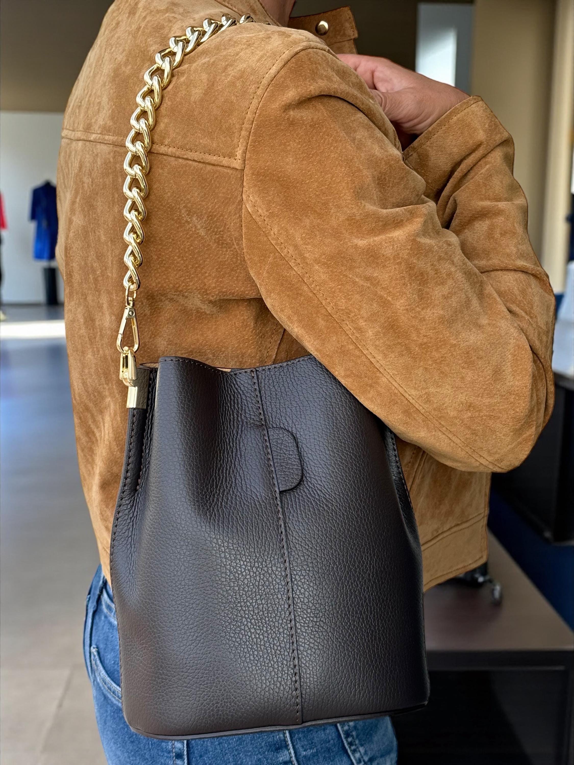 Bolso tipo cubo de piel auténtica color chocolate oscuro