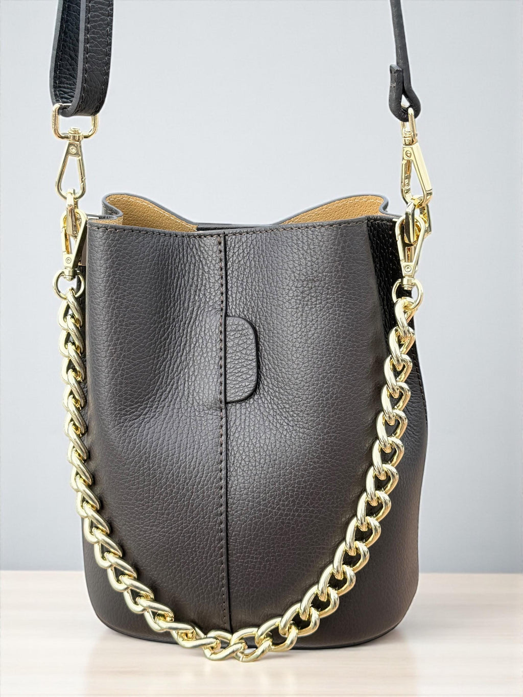 Bolso tipo cubo de piel auténtica color chocolate oscuro