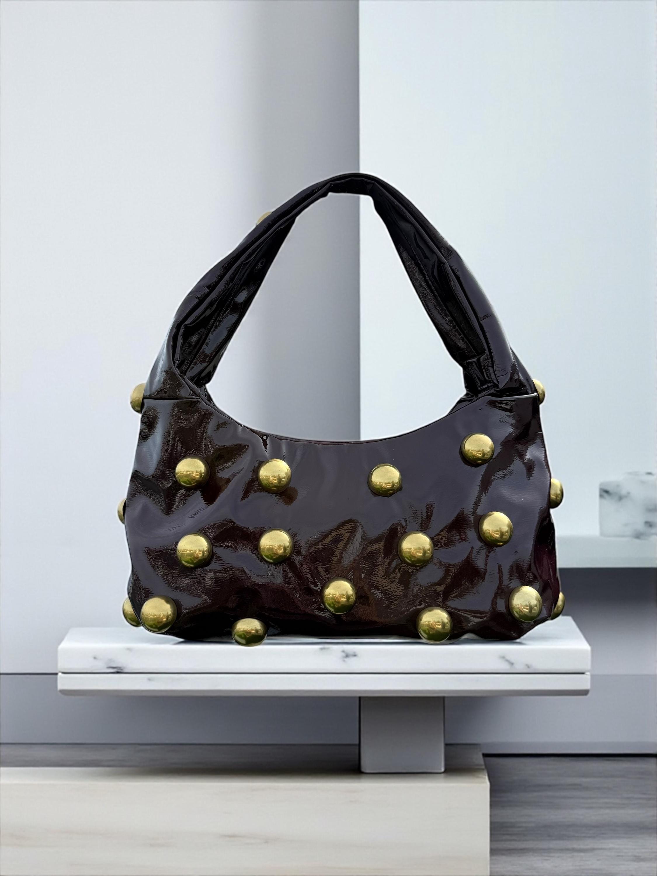 Bolso hobo de charol suave color burdeos brillante con tachuelas doradas antiguas