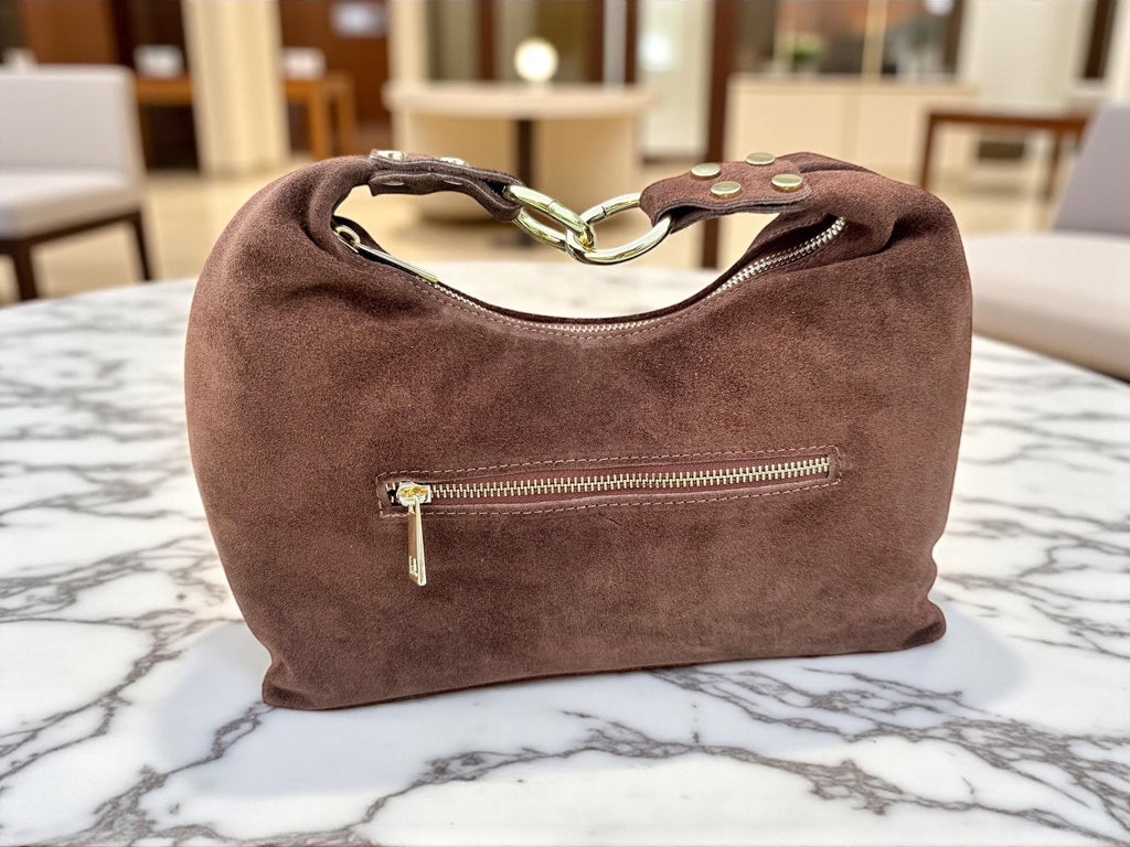 Bolso de hombro marrón de ante con ojales dorados