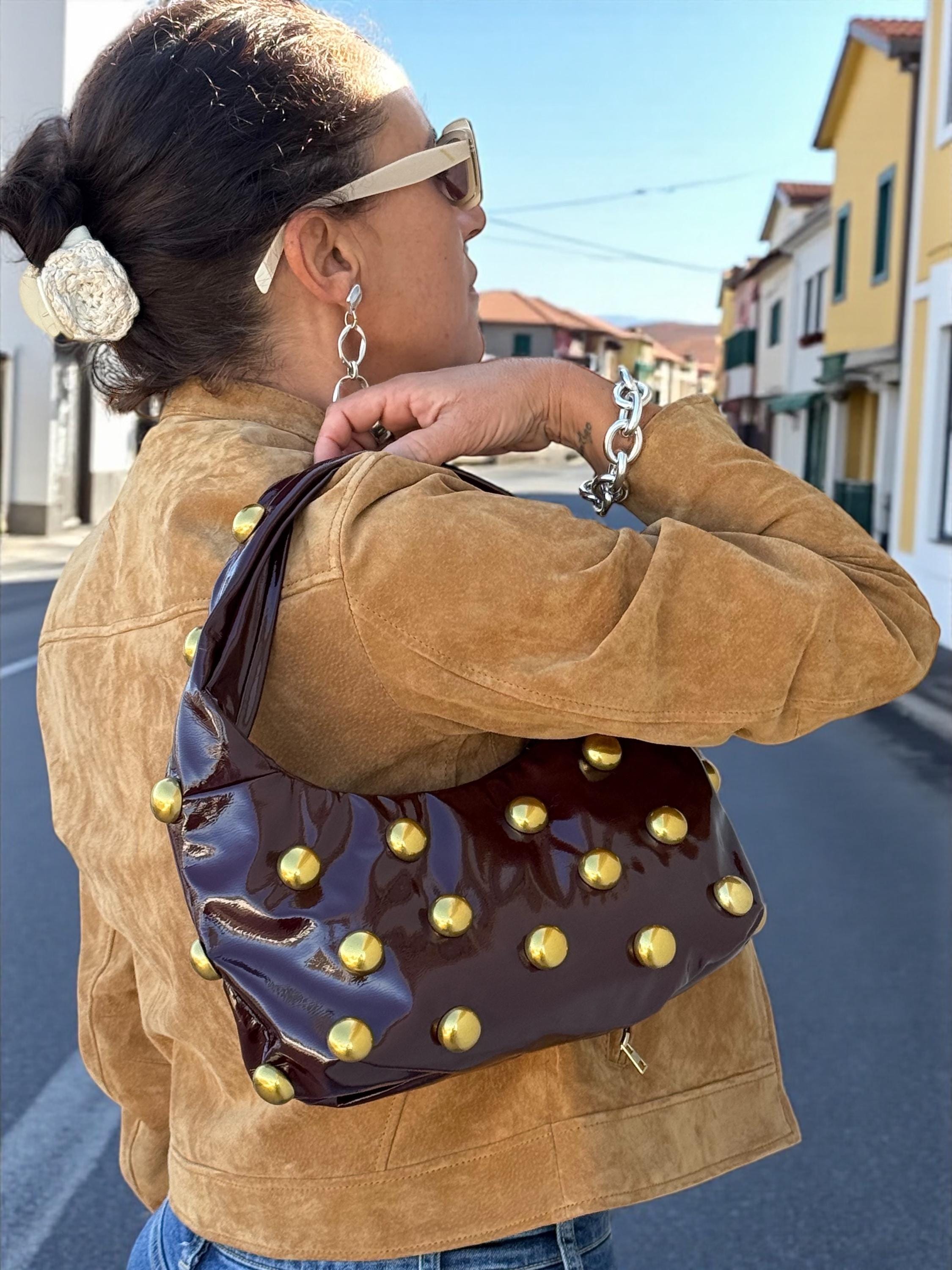 Bolso hobo de charol suave color burdeos brillante con tachuelas doradas antiguas