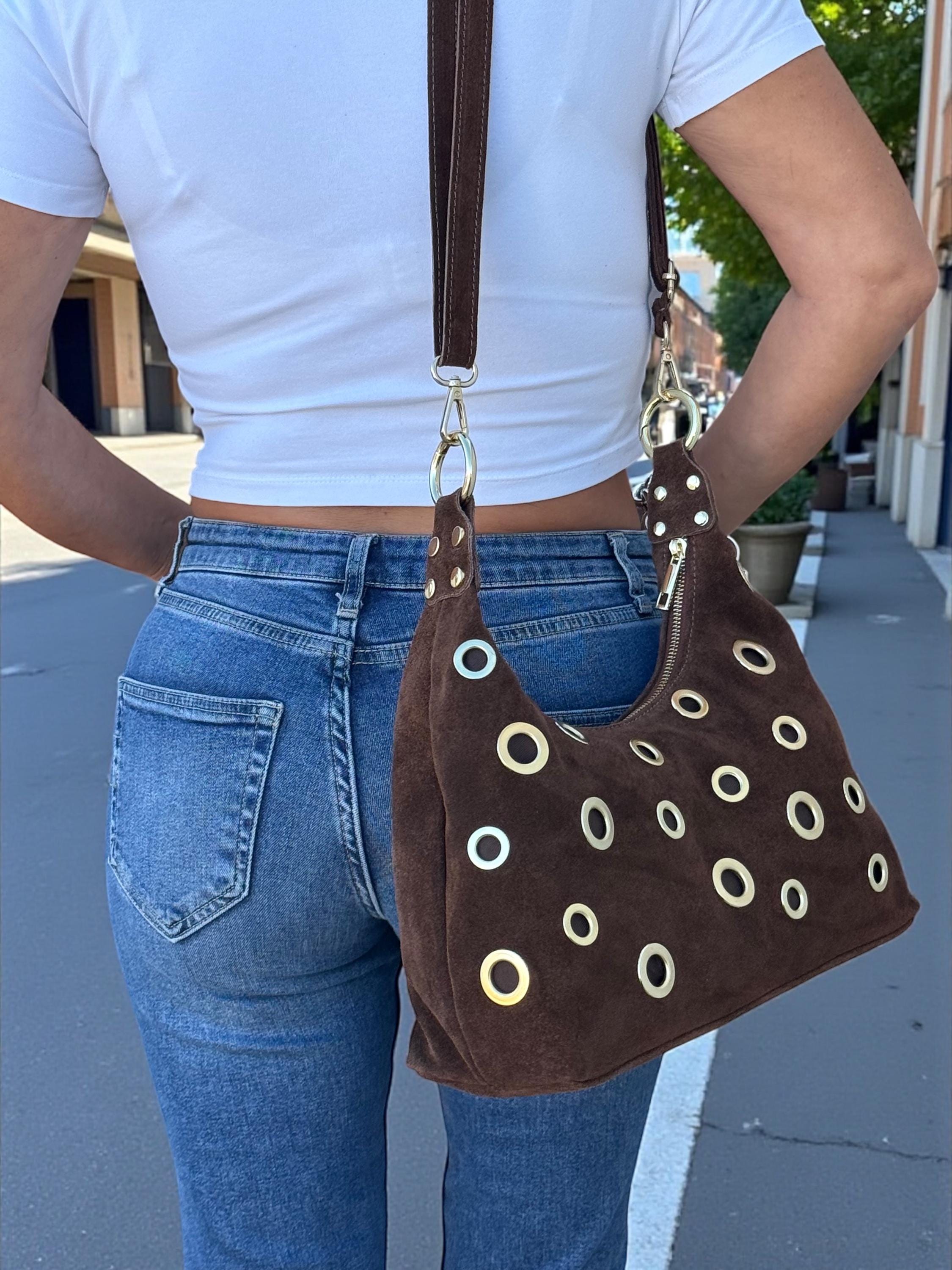 Bolso de hombro marrón de ante con ojales dorados