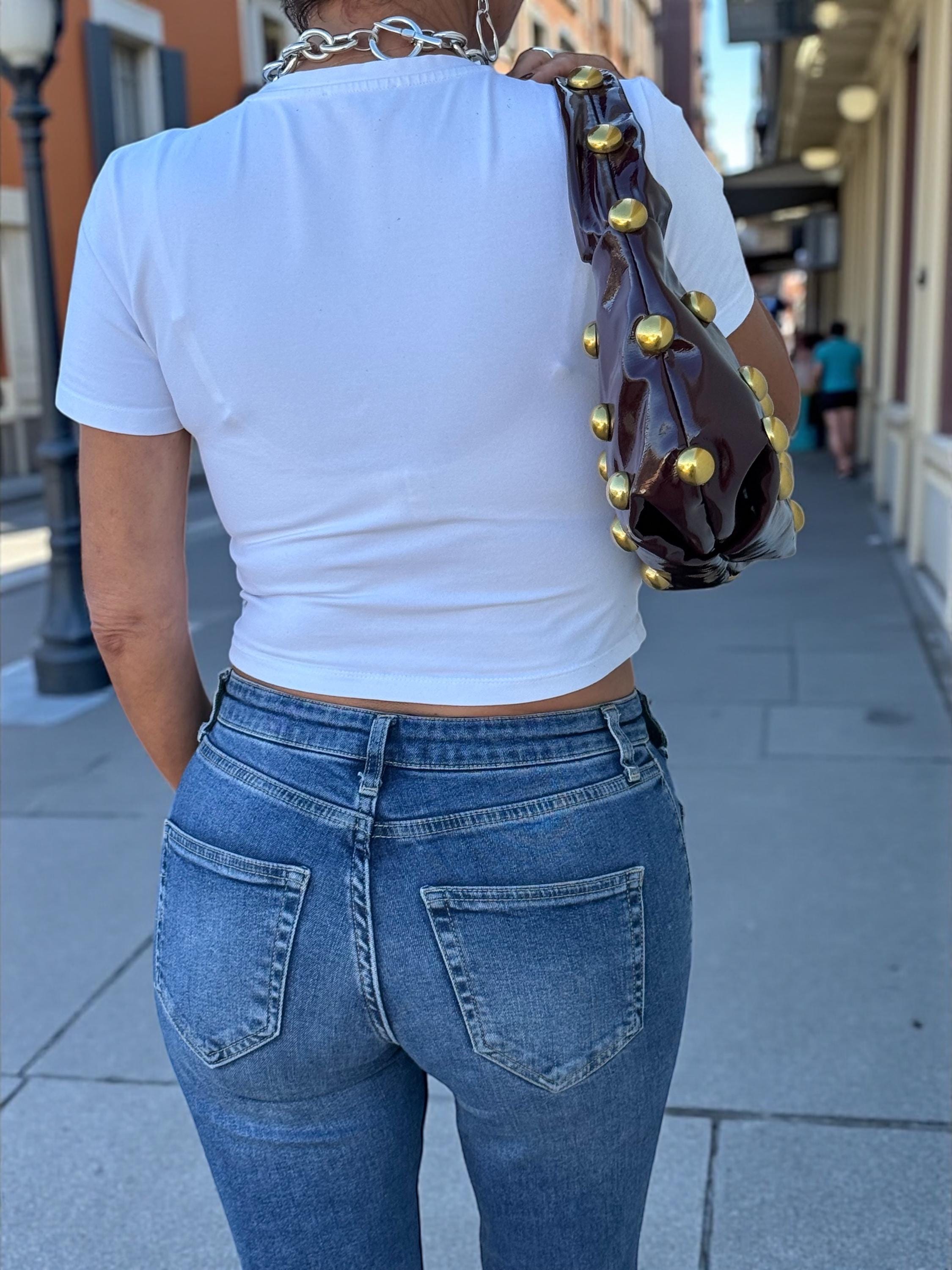 Bolso hobo de charol suave color burdeos brillante con tachuelas doradas antiguas