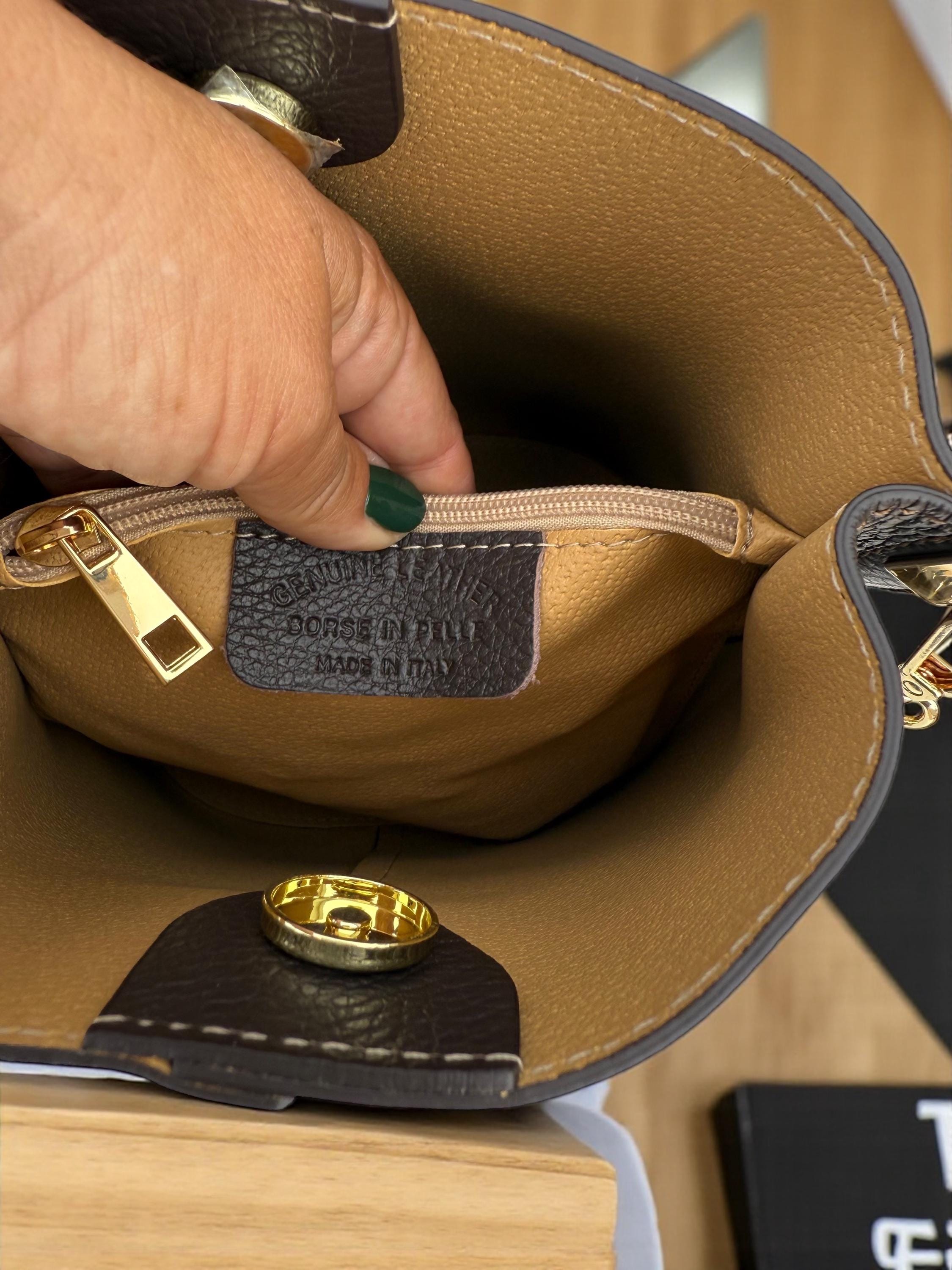 Bolso tipo cubo de piel auténtica color chocolate oscuro