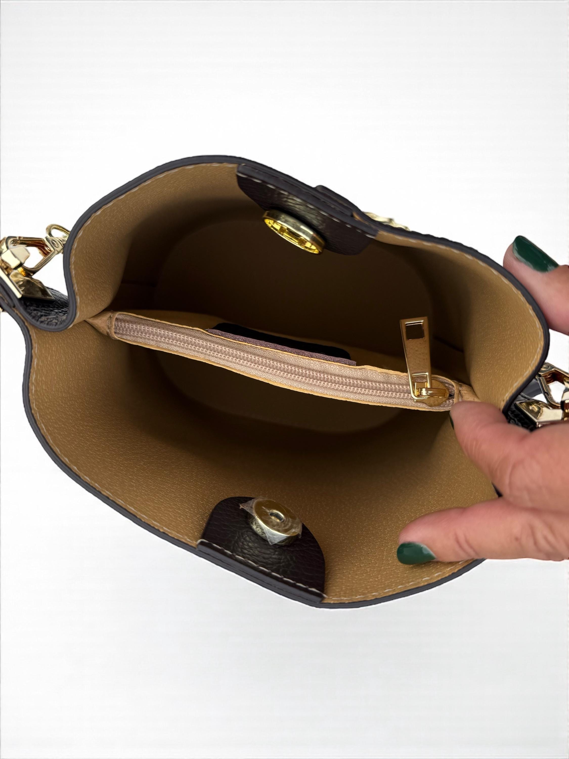 Bolso tipo cubo de piel auténtica color chocolate oscuro