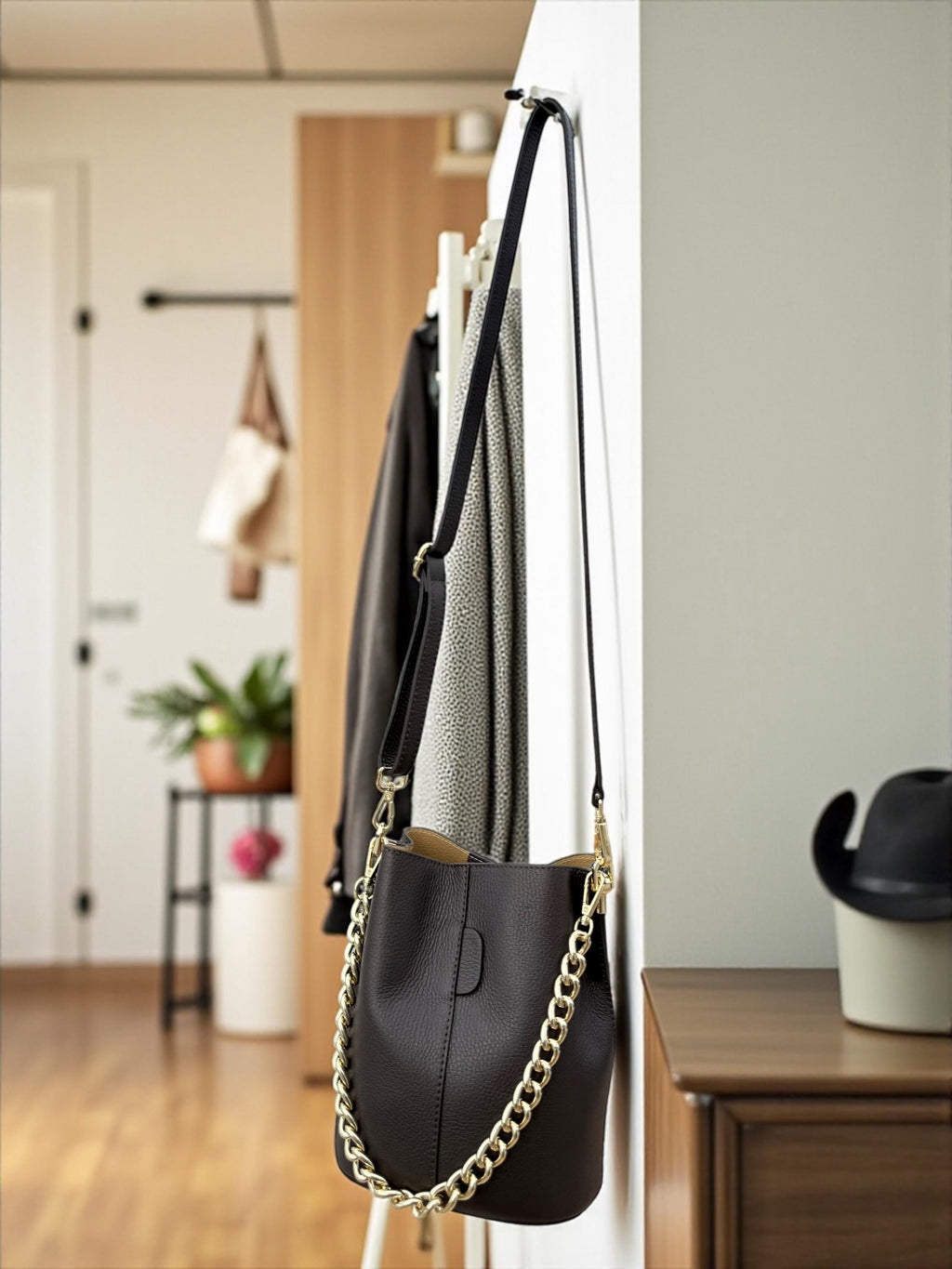 Bolso tipo cubo de piel auténtica color chocolate oscuro