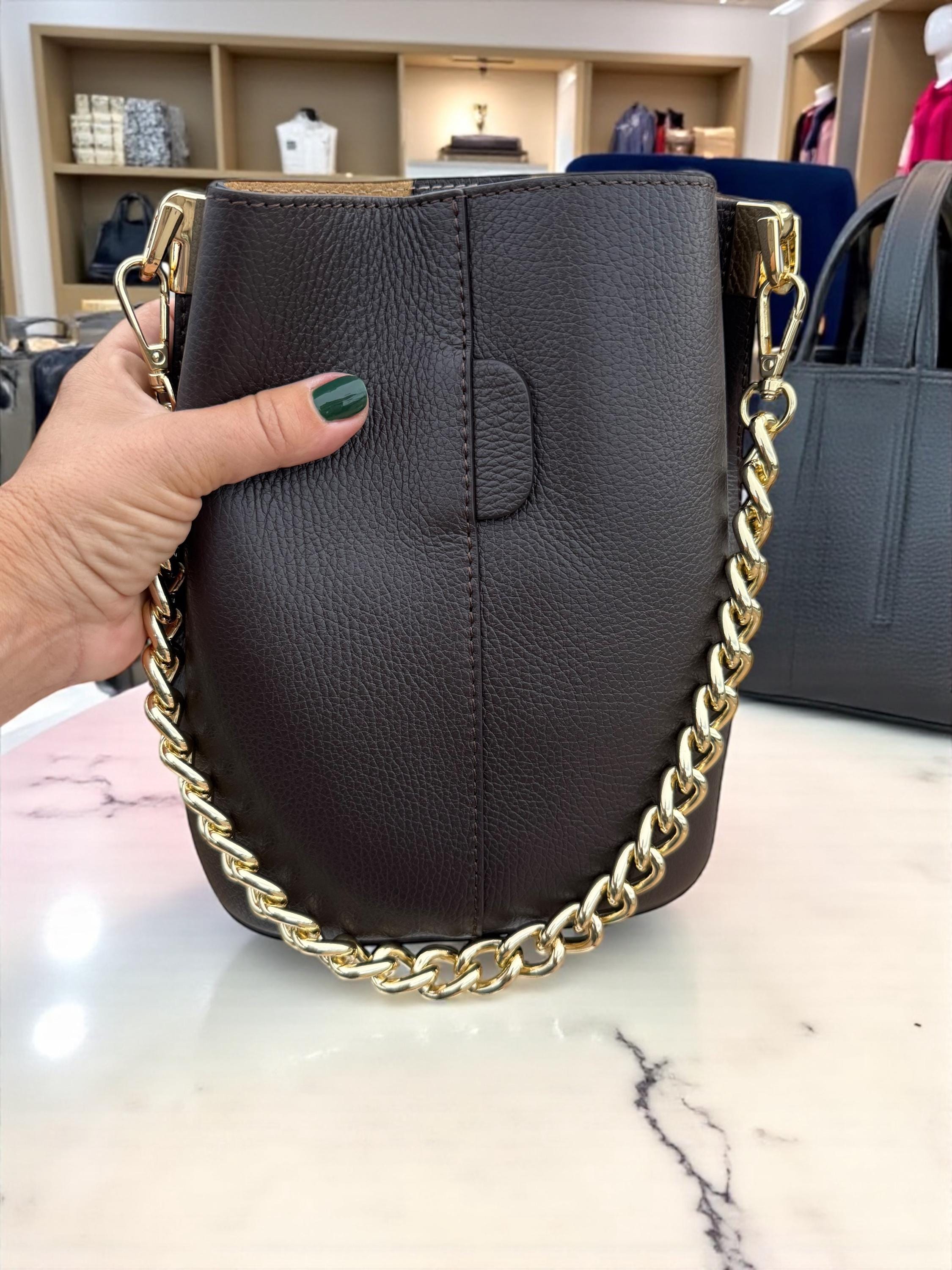 Bolso tipo cubo de piel auténtica color chocolate oscuro