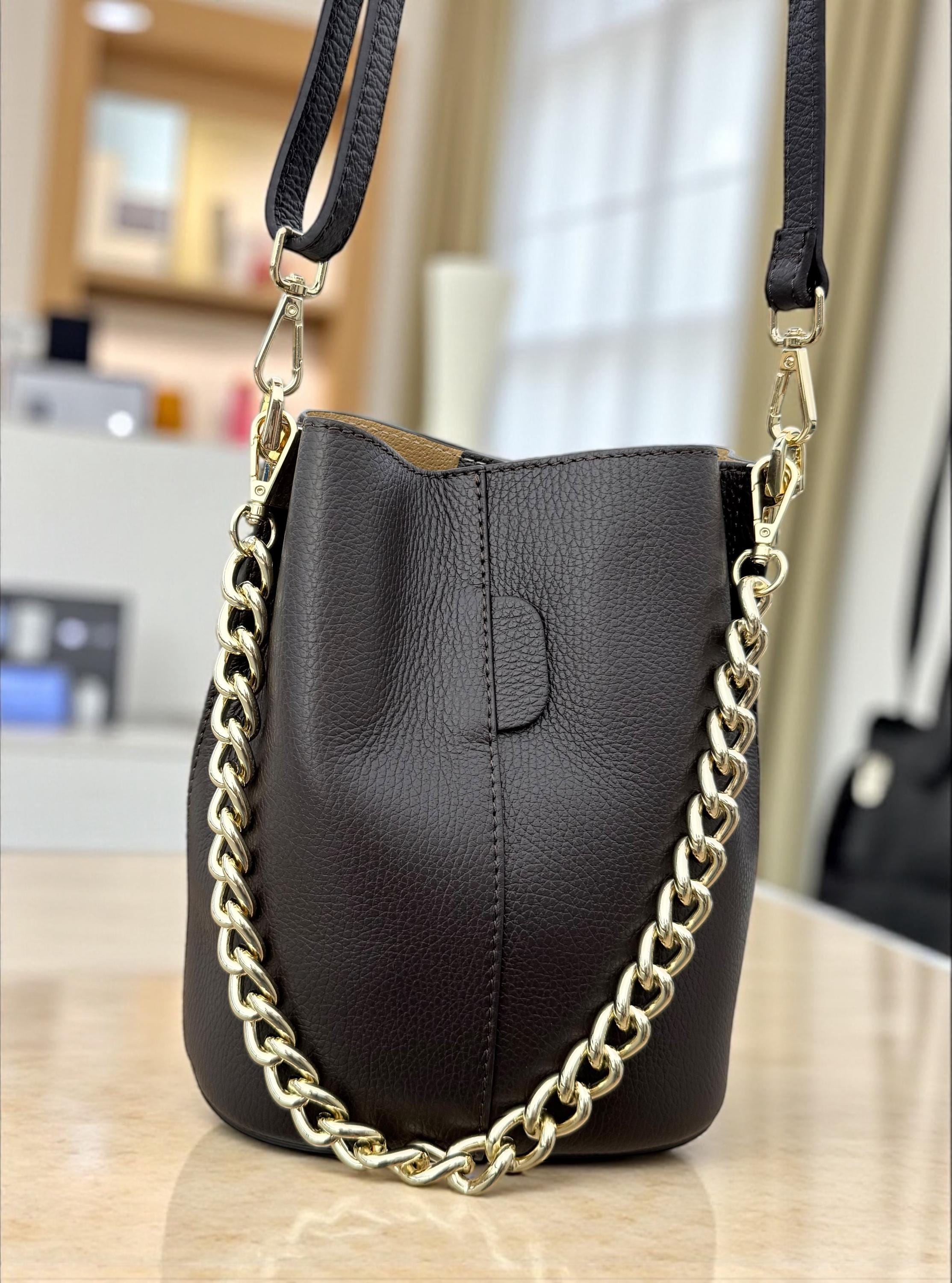 Bolso tipo cubo de piel auténtica color chocolate oscuro