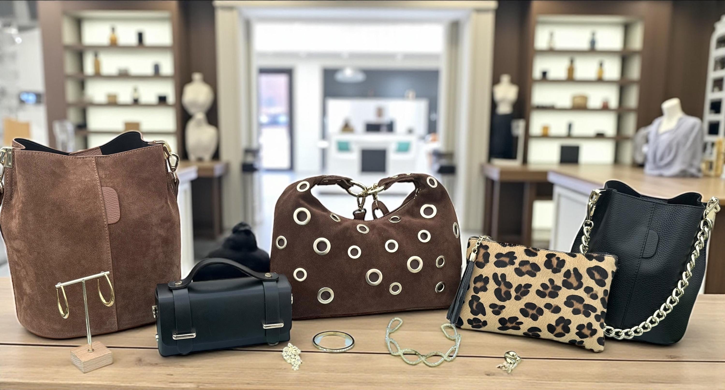 Bolso de hombro marrón de ante con ojales dorados