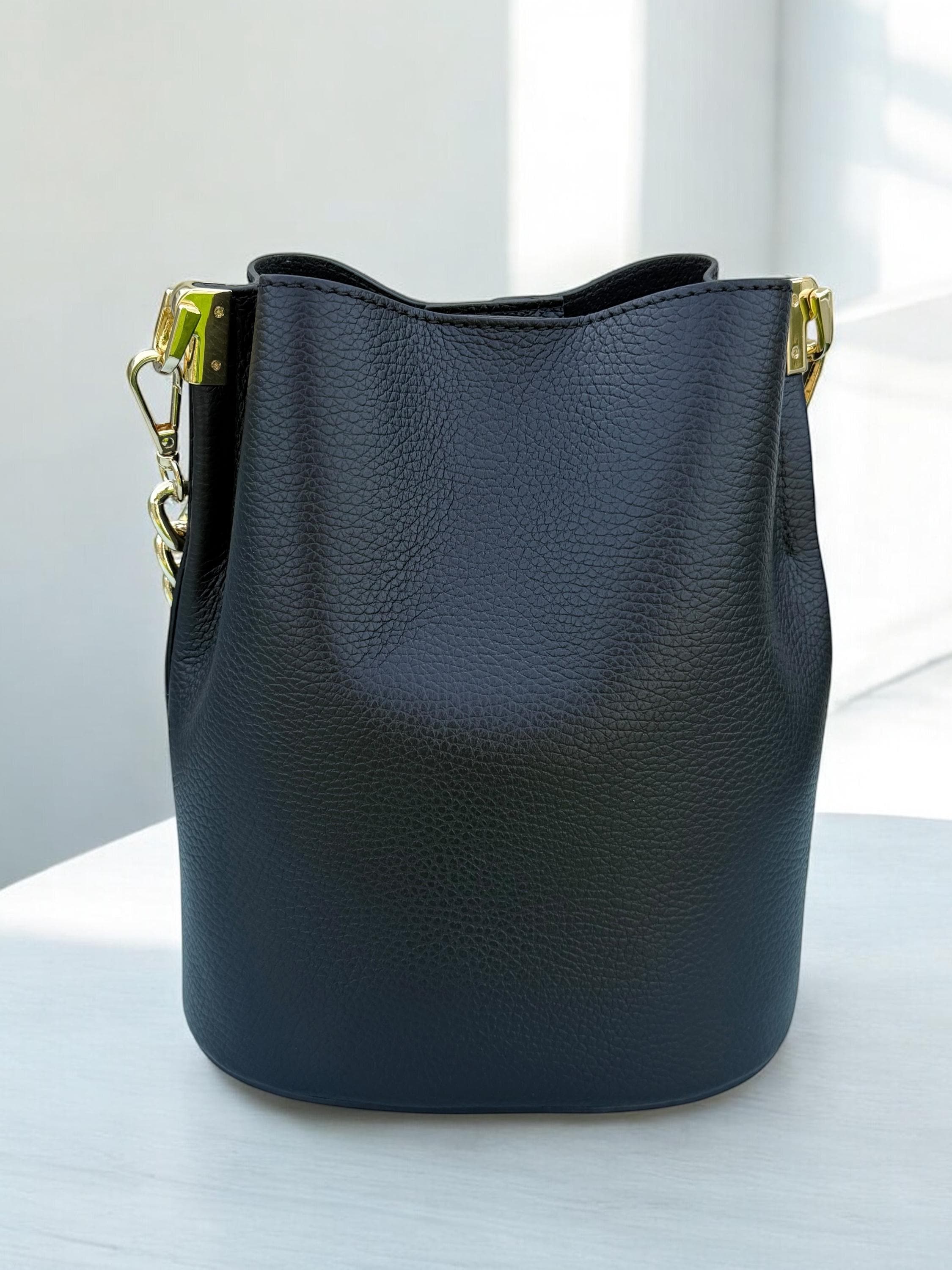 Bolso tipo cubo de piel auténtica color chocolate oscuro