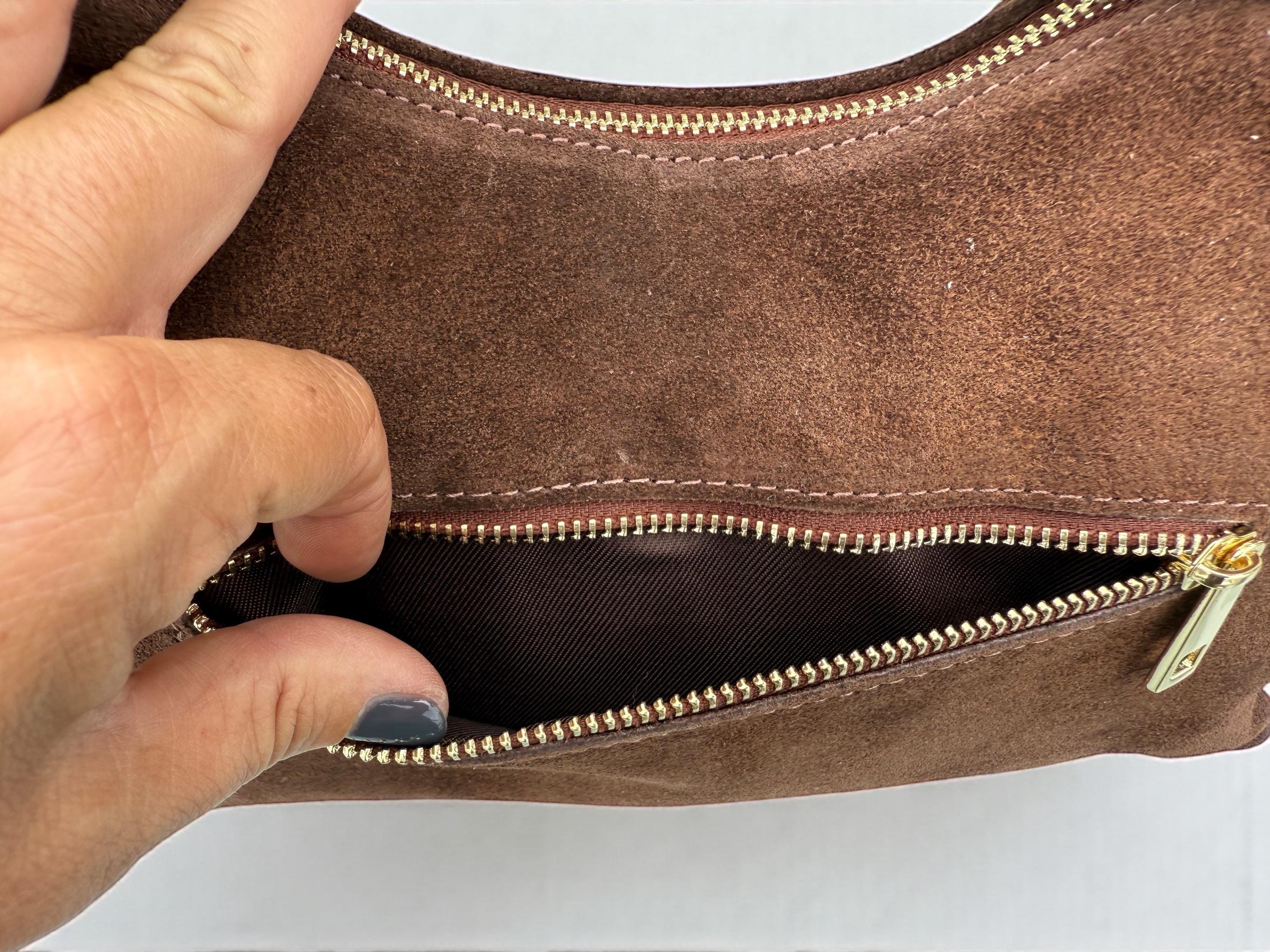 Bolso de hombro marrón de ante con ojales dorados