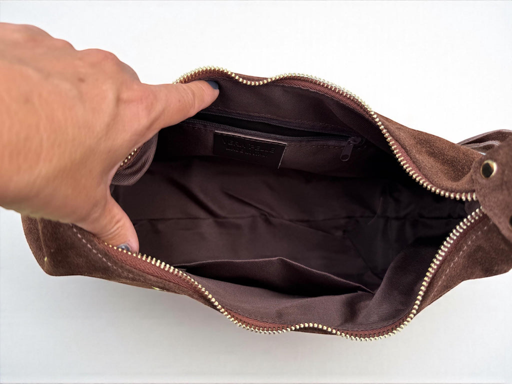 Bolso de hombro marrón de ante con ojales dorados