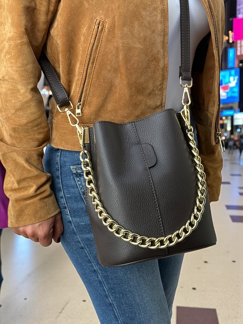 Bolso tipo cubo de piel auténtica color chocolate oscuro