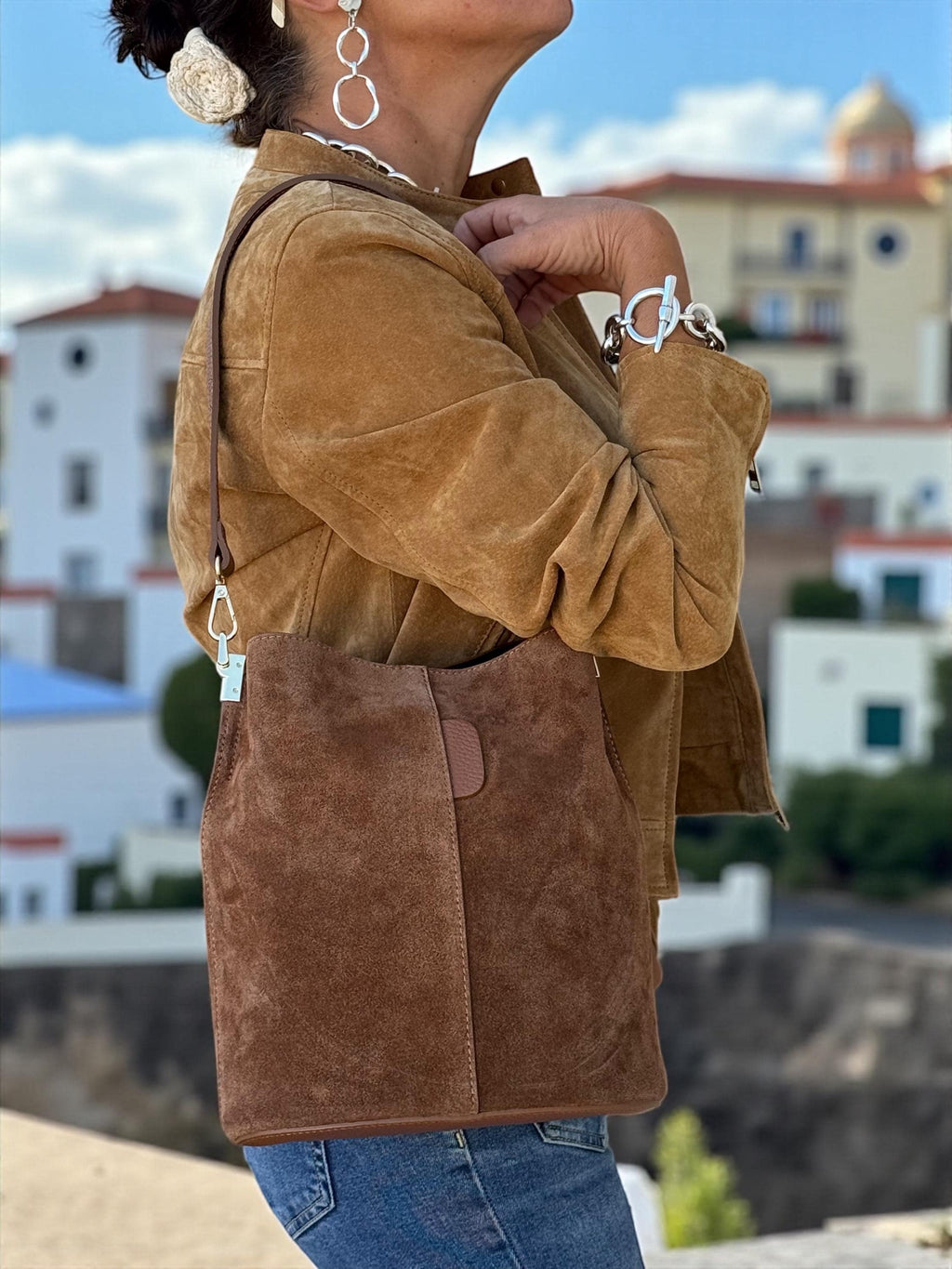 Bolso tipo cubo de tamaño mediano en ante auténtico color marrón camel