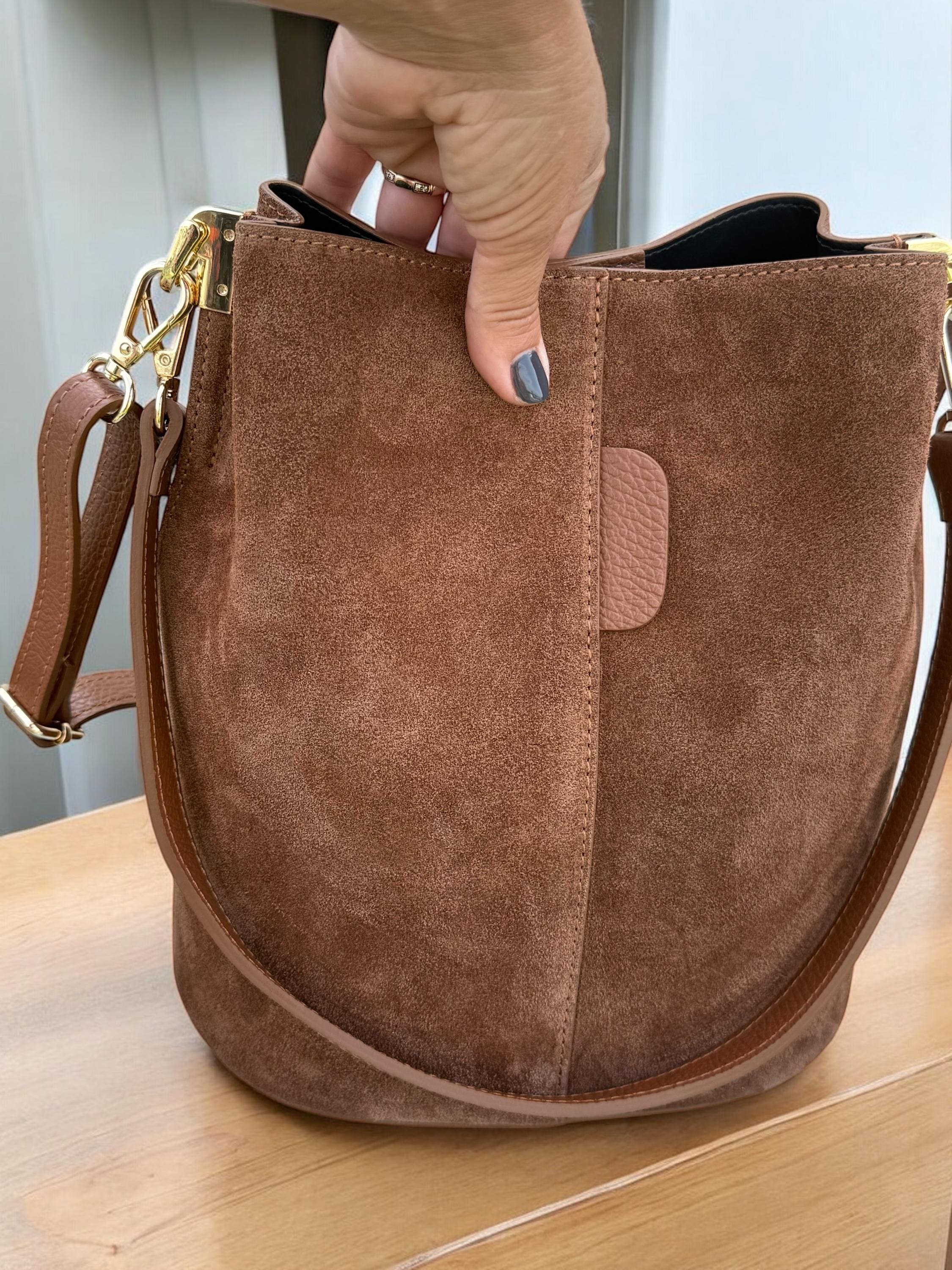 Bolso tipo cubo de tamaño mediano en ante auténtico color marrón camel