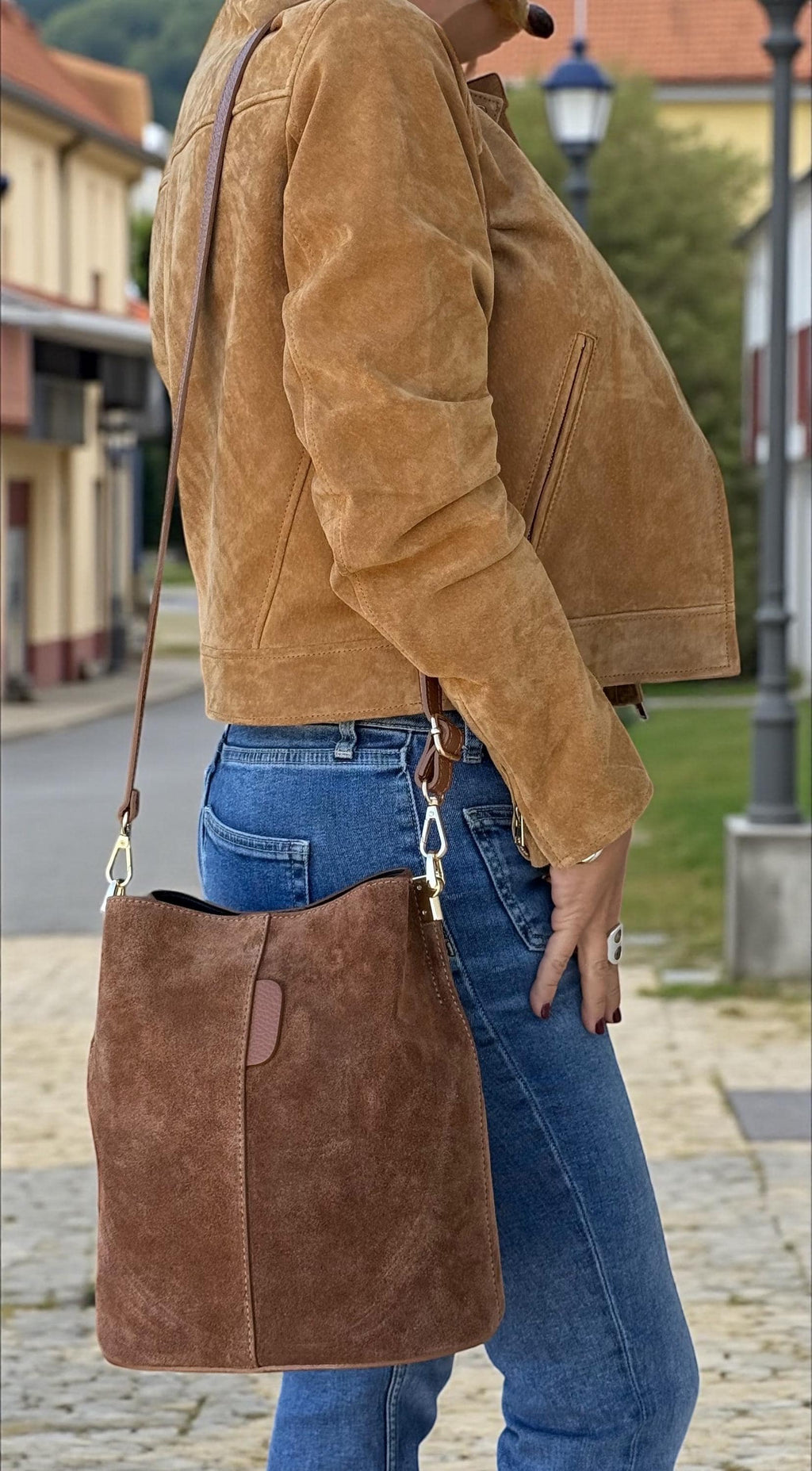 Bolso tipo cubo de tamaño mediano en ante auténtico color marrón camel