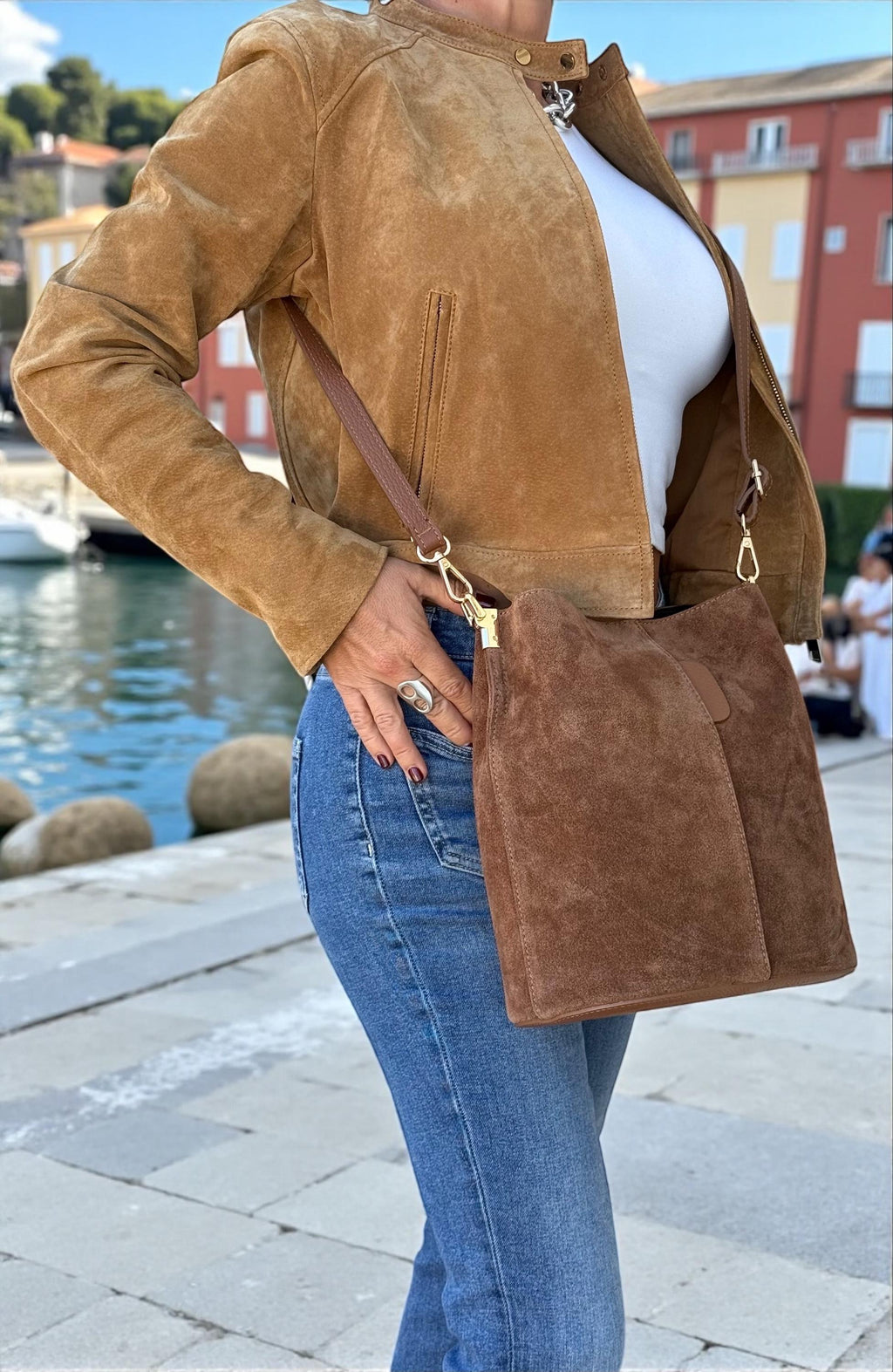 Bolso tipo cubo de tamaño mediano en ante auténtico color marrón camel