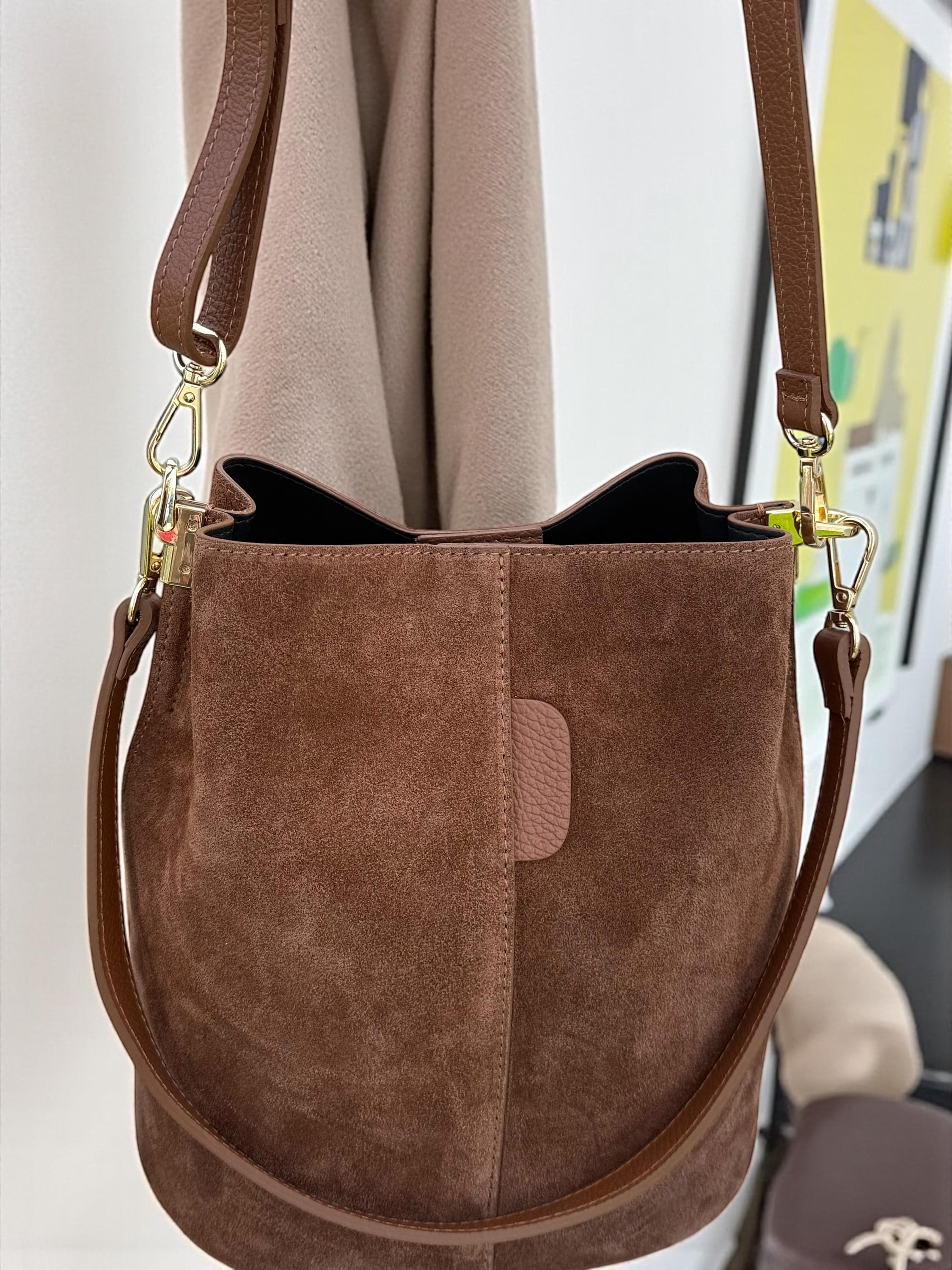 Bolso tipo cubo de tamaño mediano en ante auténtico color marrón camel