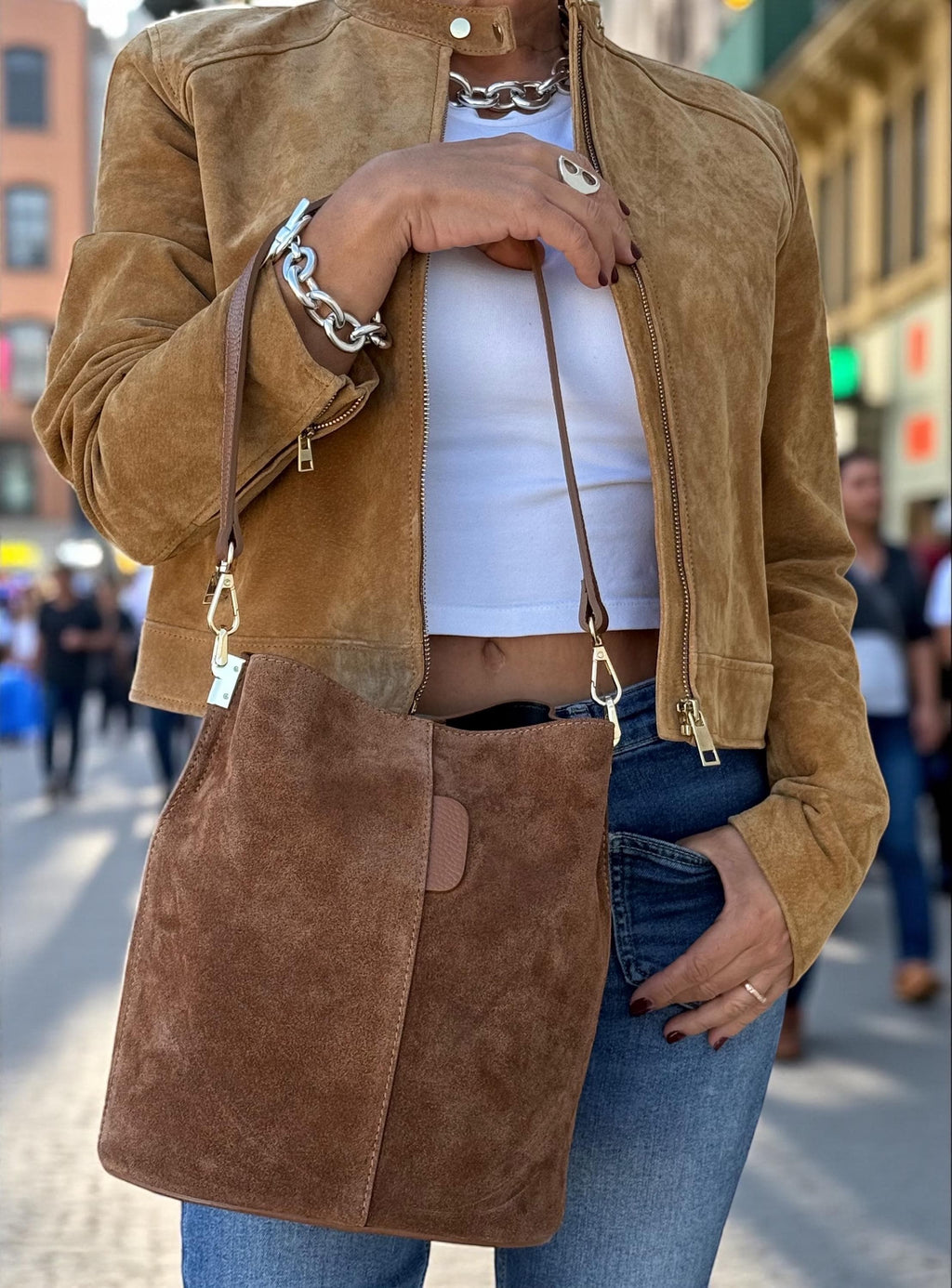 Bolso tipo cubo de tamaño mediano en ante auténtico color marrón camel