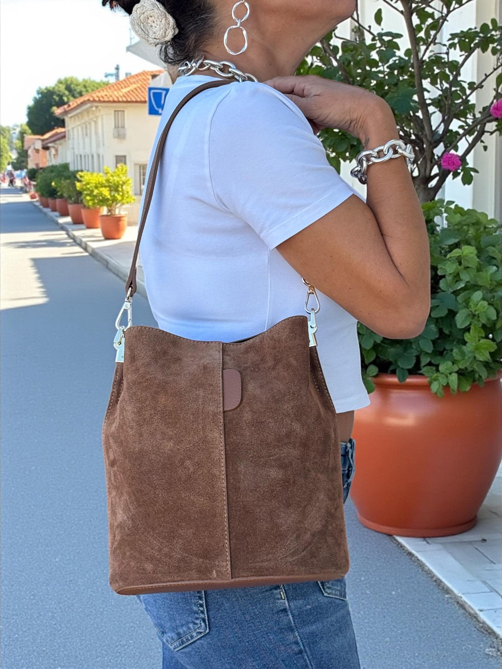 Bolso tipo cubo de tamaño mediano en ante auténtico color marrón camel