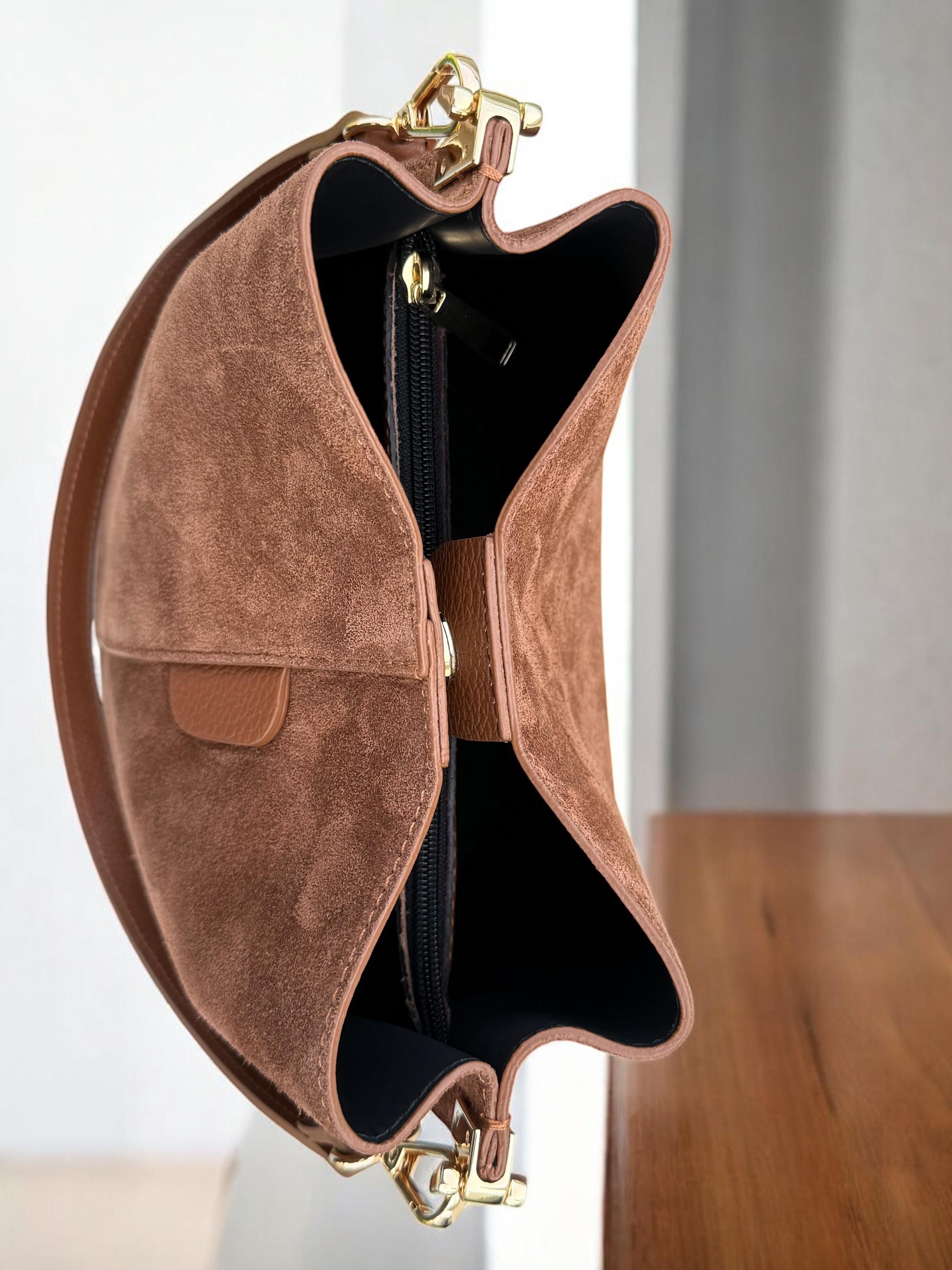 Bolso tipo cubo de tamaño mediano en ante auténtico color marrón camel