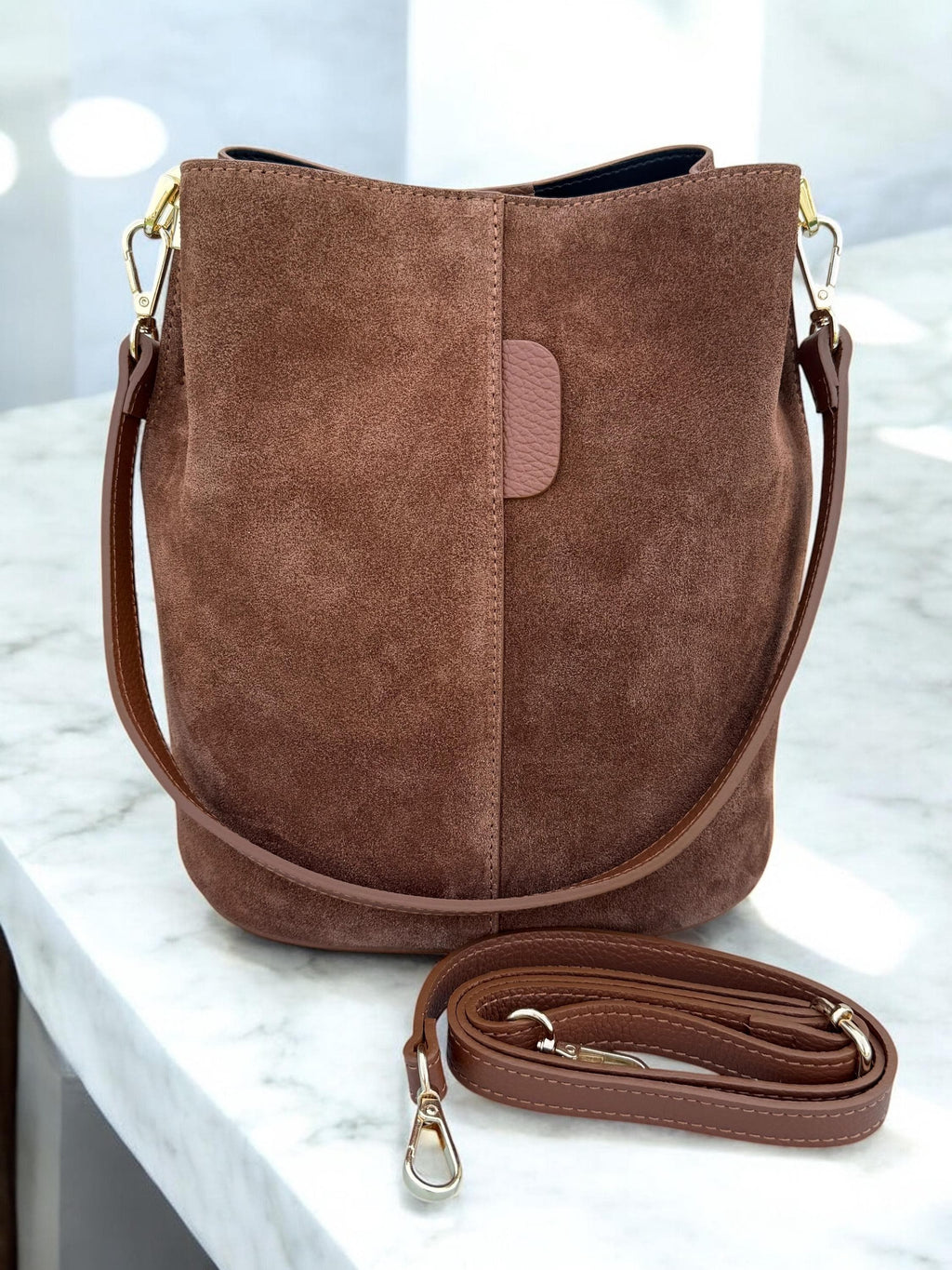 Bolso tipo cubo de tamaño mediano en ante auténtico color marrón camel