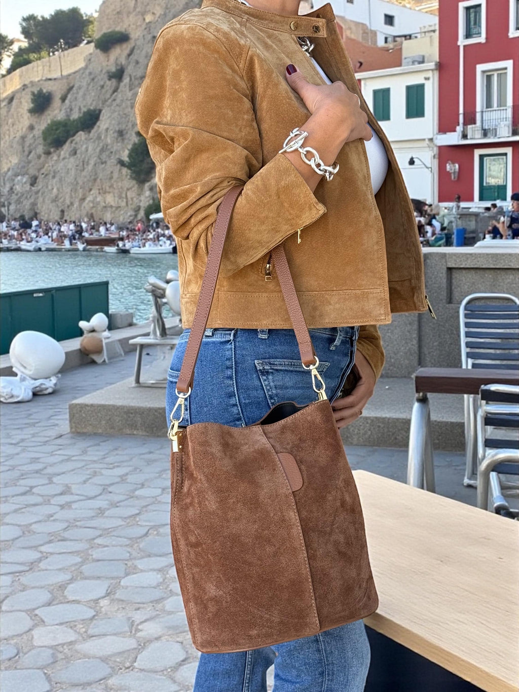 Bolso tipo cubo de tamaño mediano en ante auténtico color marrón camel
