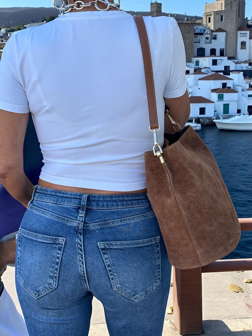 Bolso tipo cubo de tamaño mediano en ante auténtico color marrón camel