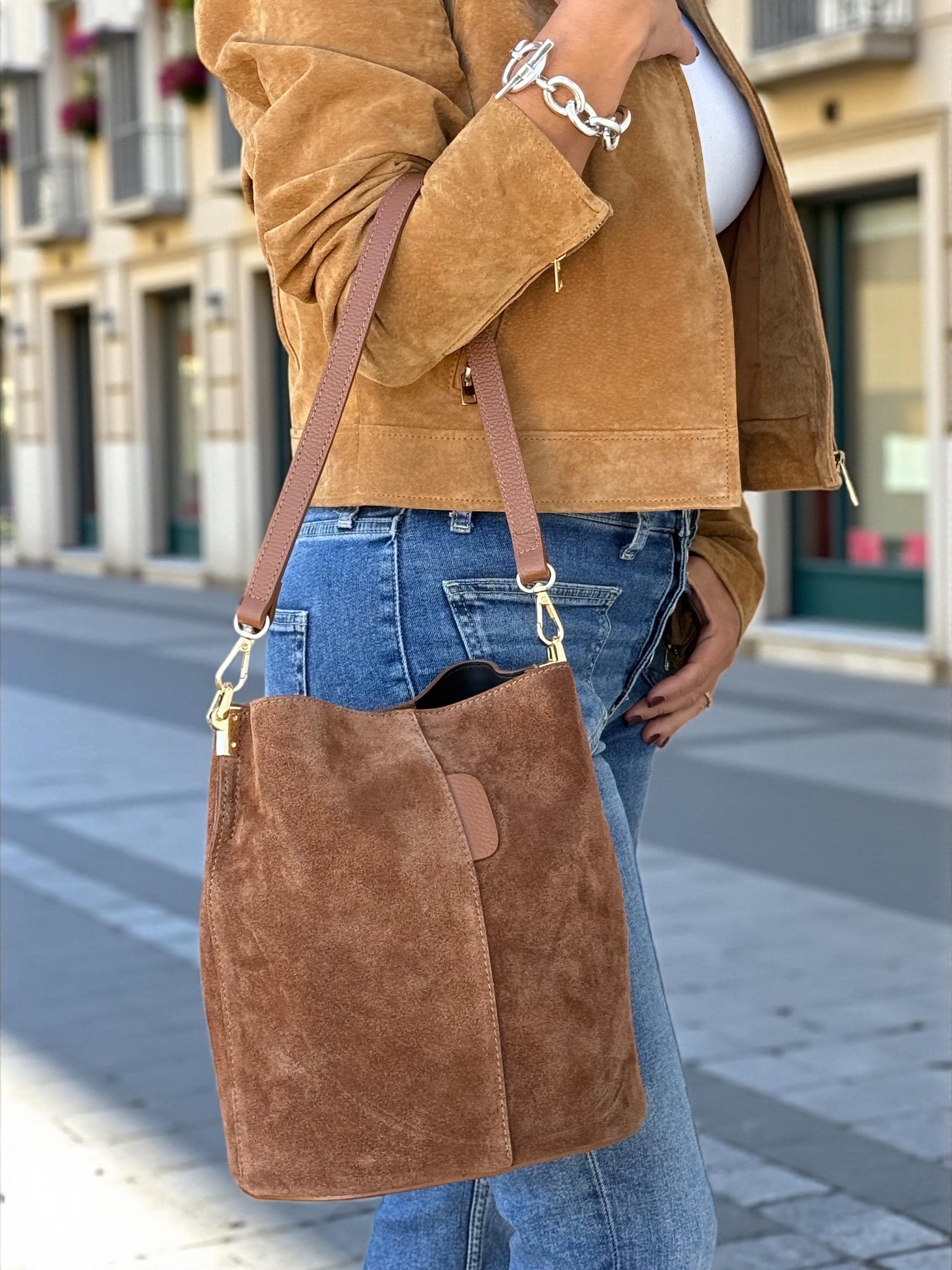 Bolso tipo cubo de tamaño mediano en ante auténtico color marrón camel