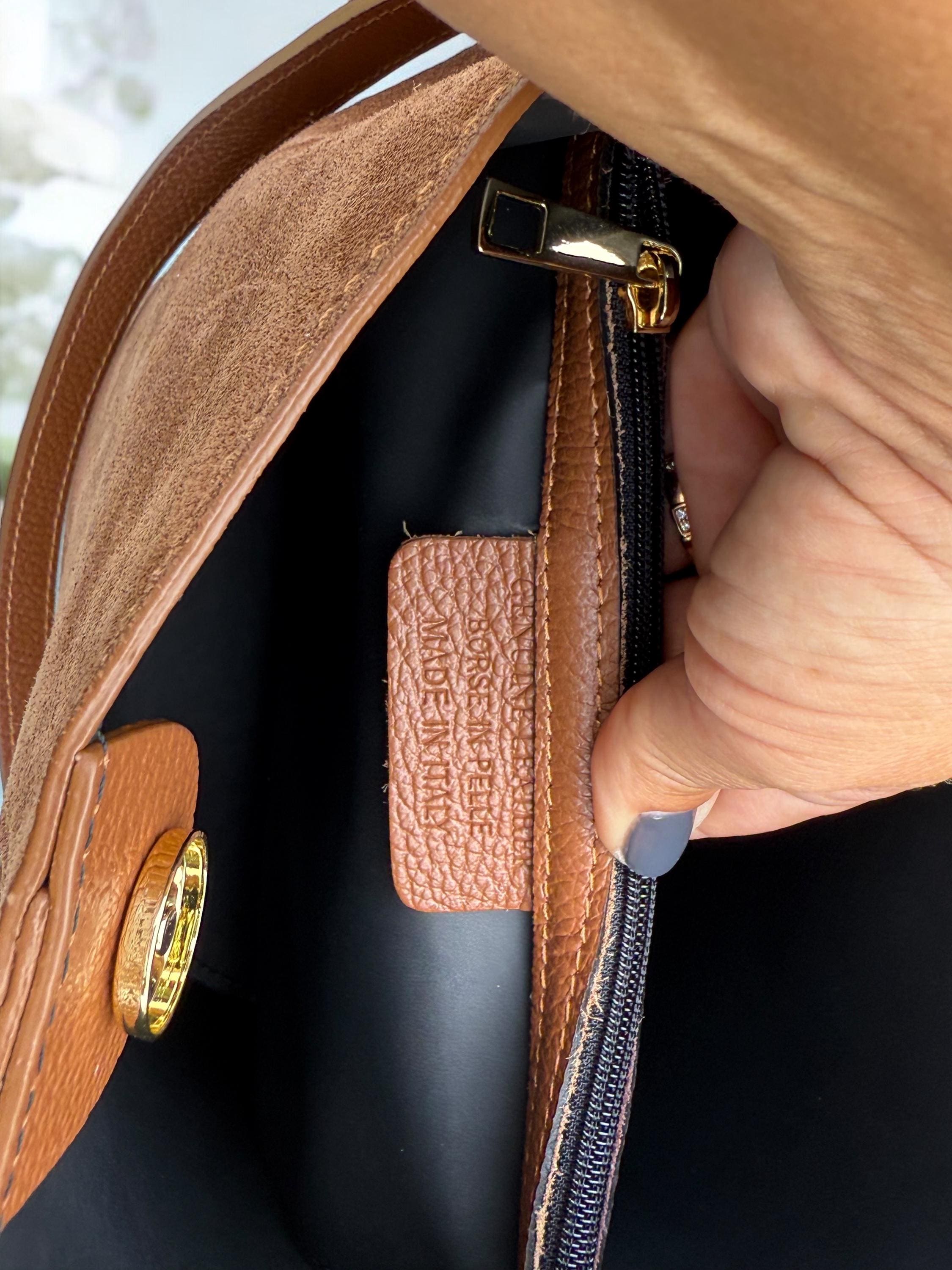 Bolso tipo cubo de tamaño mediano en ante auténtico color marrón camel