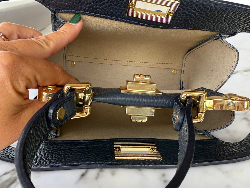 Bolso de piel granulada estilo clásico color toupe