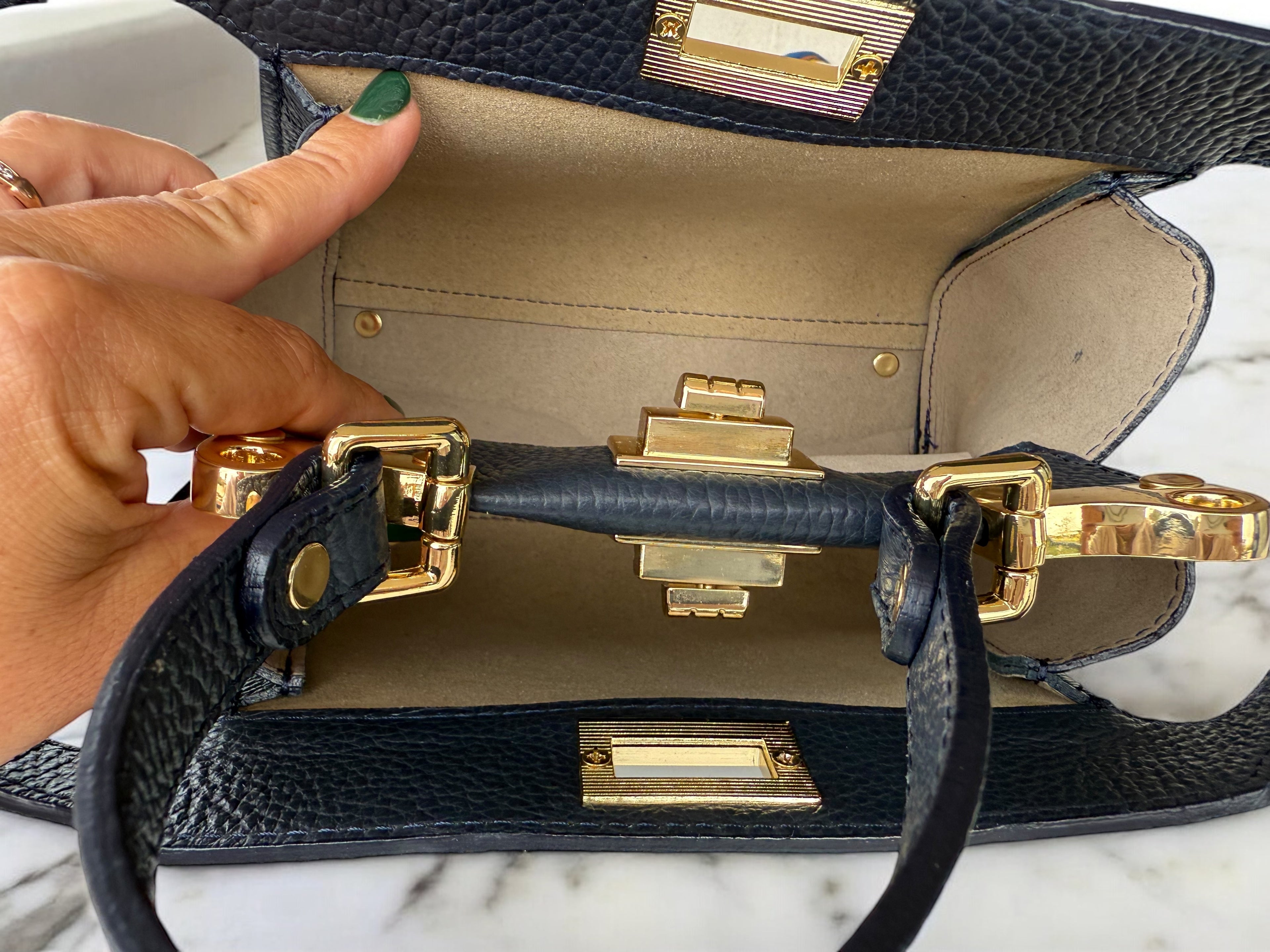 Bolso de piel granulada estilo clásico color toupe